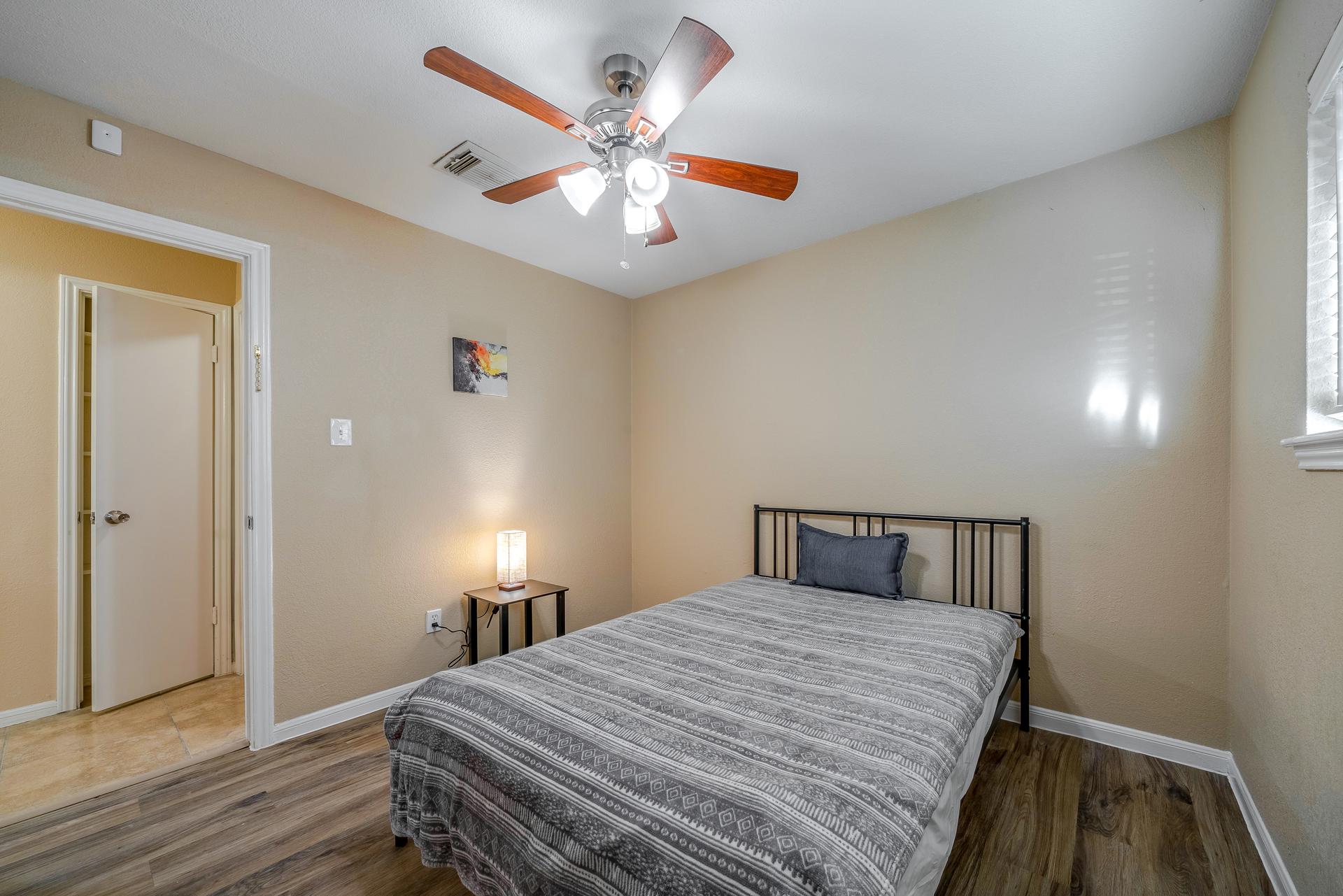 bedroom, detected: ceiling fan, hardwood, window blind, bed
