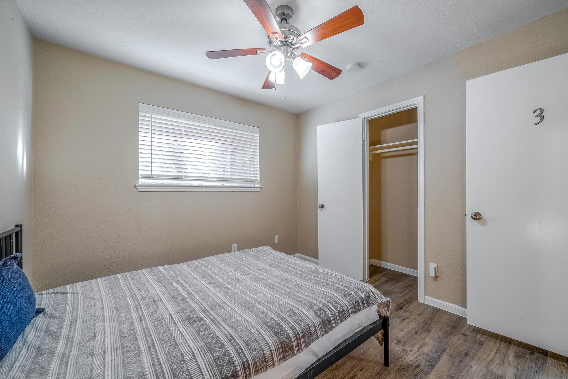 bedroom, detected: ceiling fan, hardwood, window blind, bed