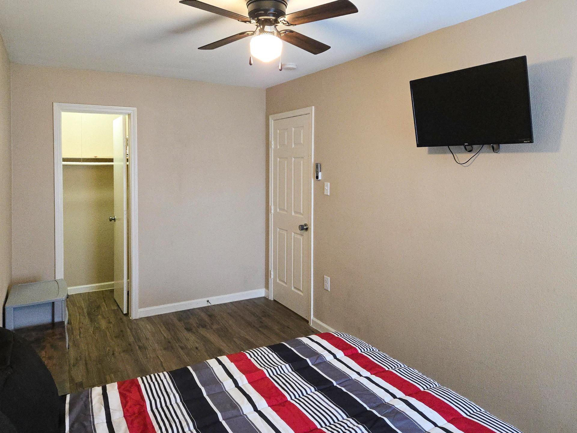 bedroom, detected:ceiling fan, bed