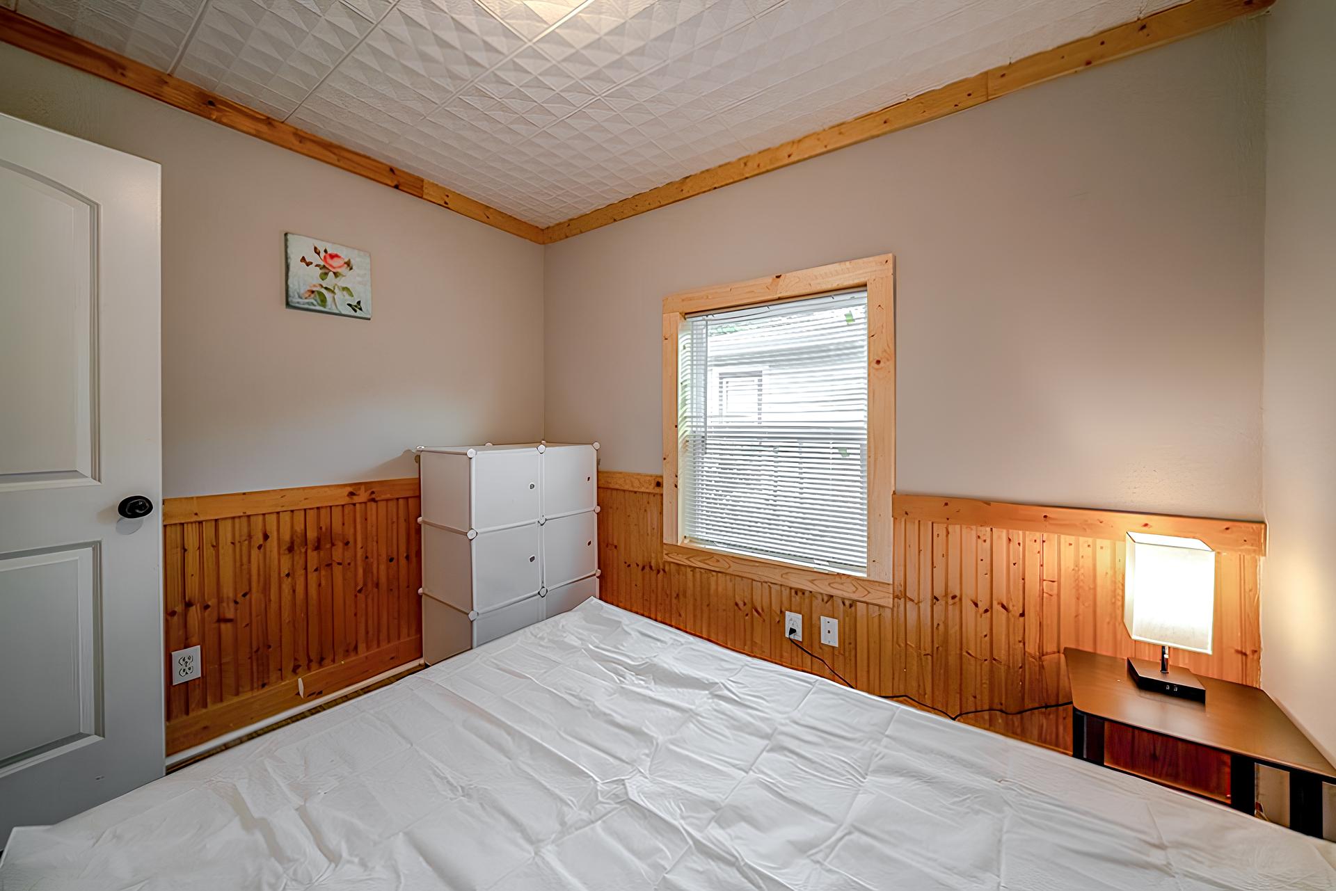 bedroom, detected: hardwood, window blind, bed