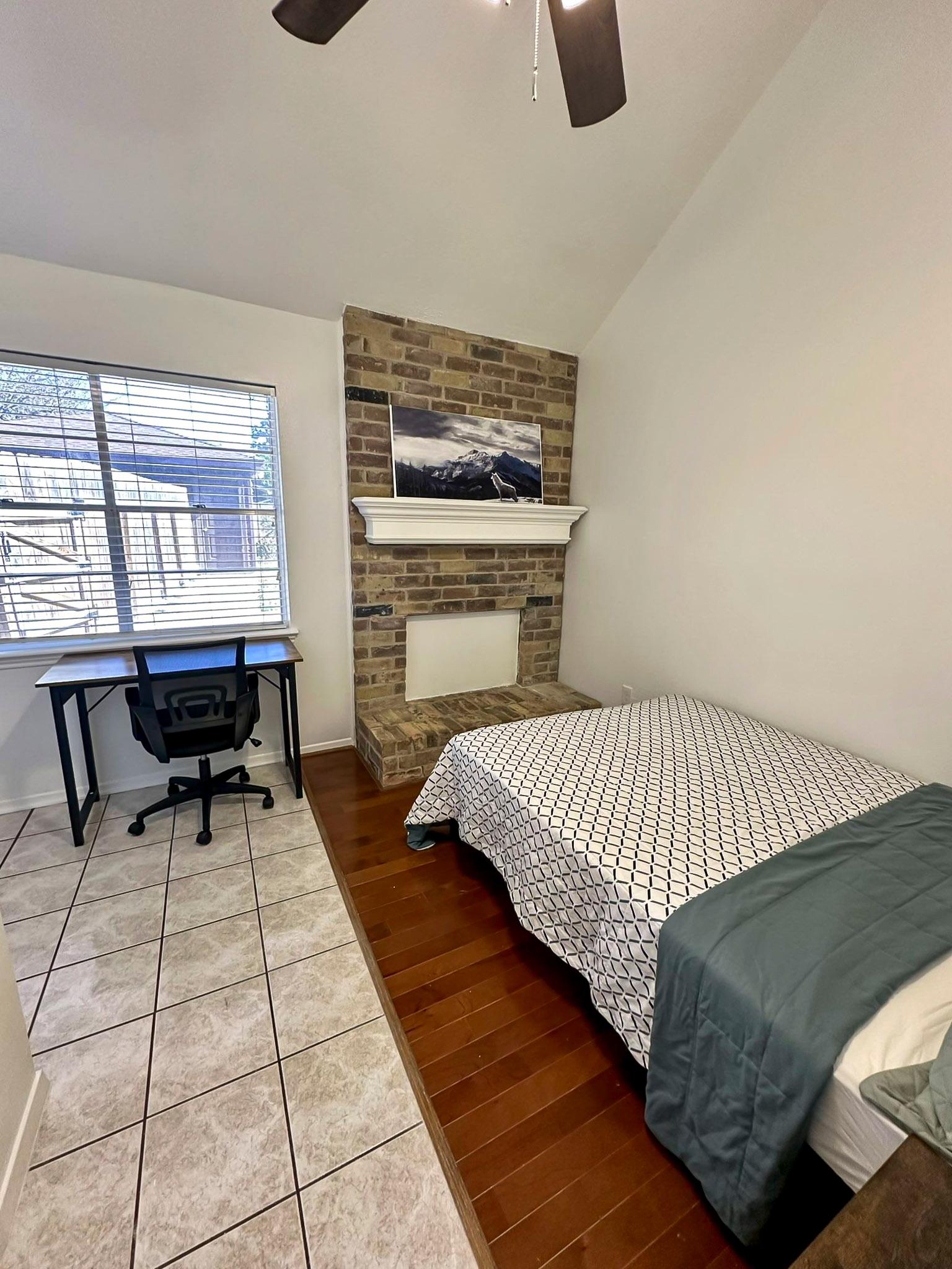 bedroom, detected:ceiling fan, window blind, bed