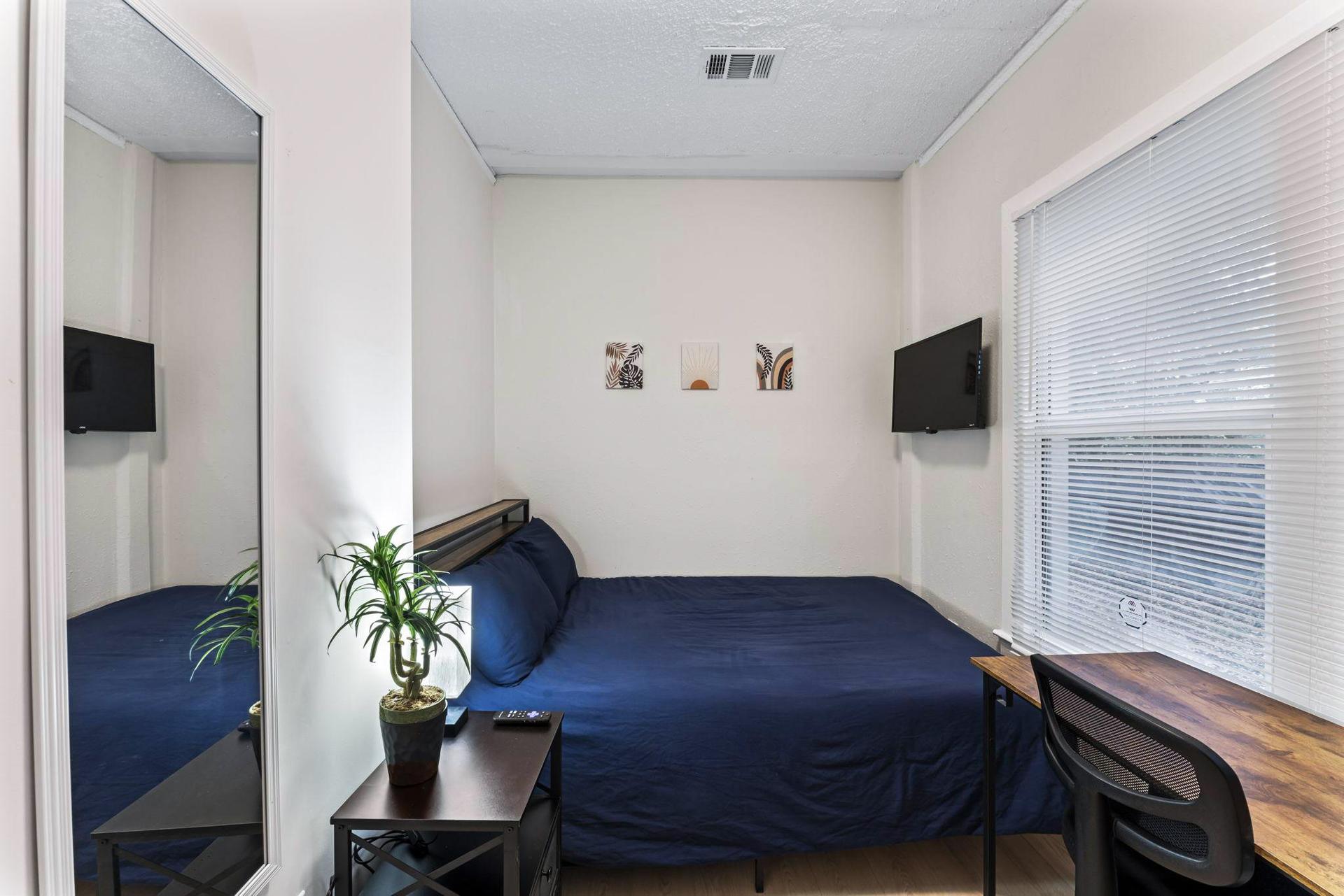 bedroom, detected:window blind, bed