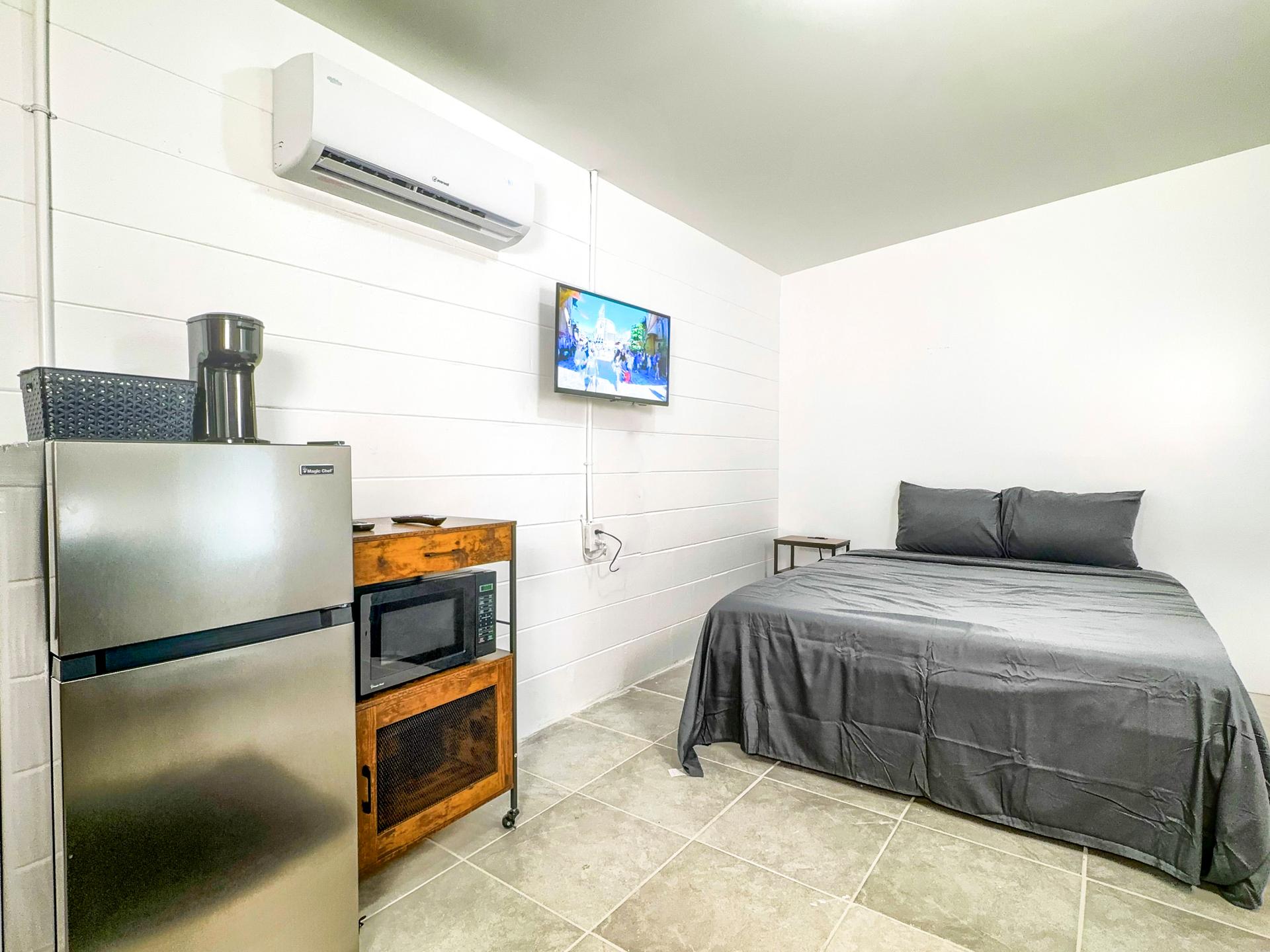 bedroom, detected:kitchen stove, bed, stove, microwave oven, gas stove