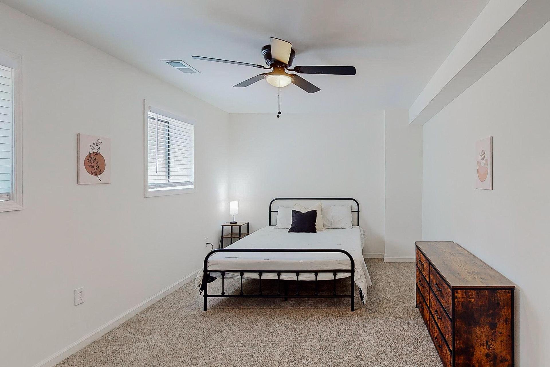 Queen size bed. Dresser, wardrobe, nightstand and lamp included
*Bed linens NOT provided*