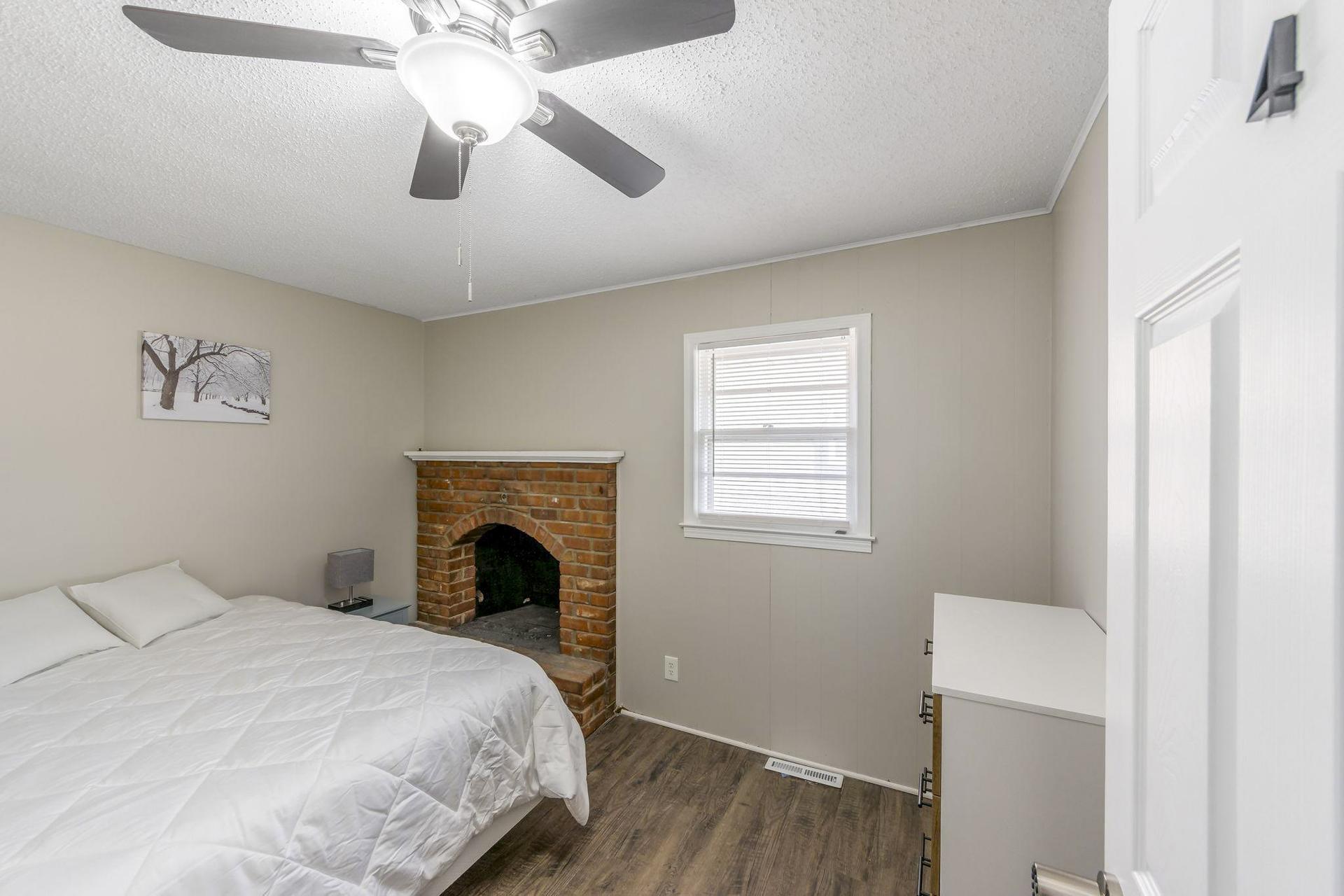 bedroom, detected:ceiling fan, window blind, bed