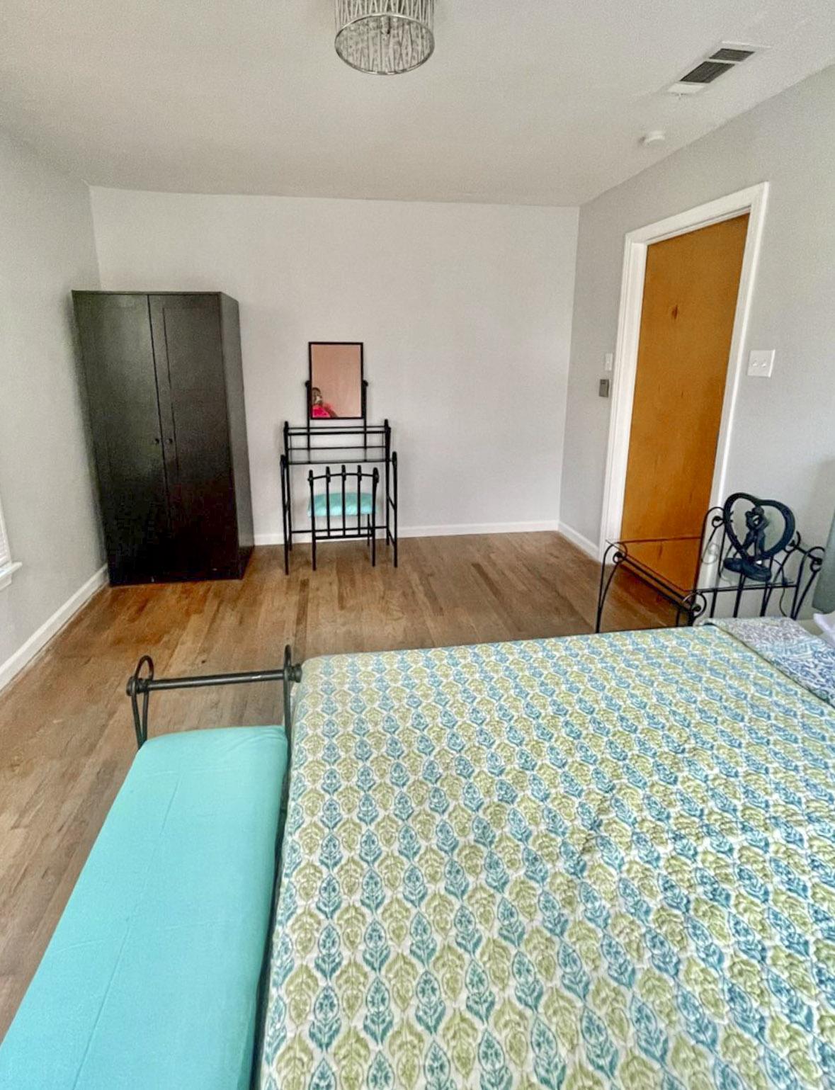 bedroom, detected:bed, carpet