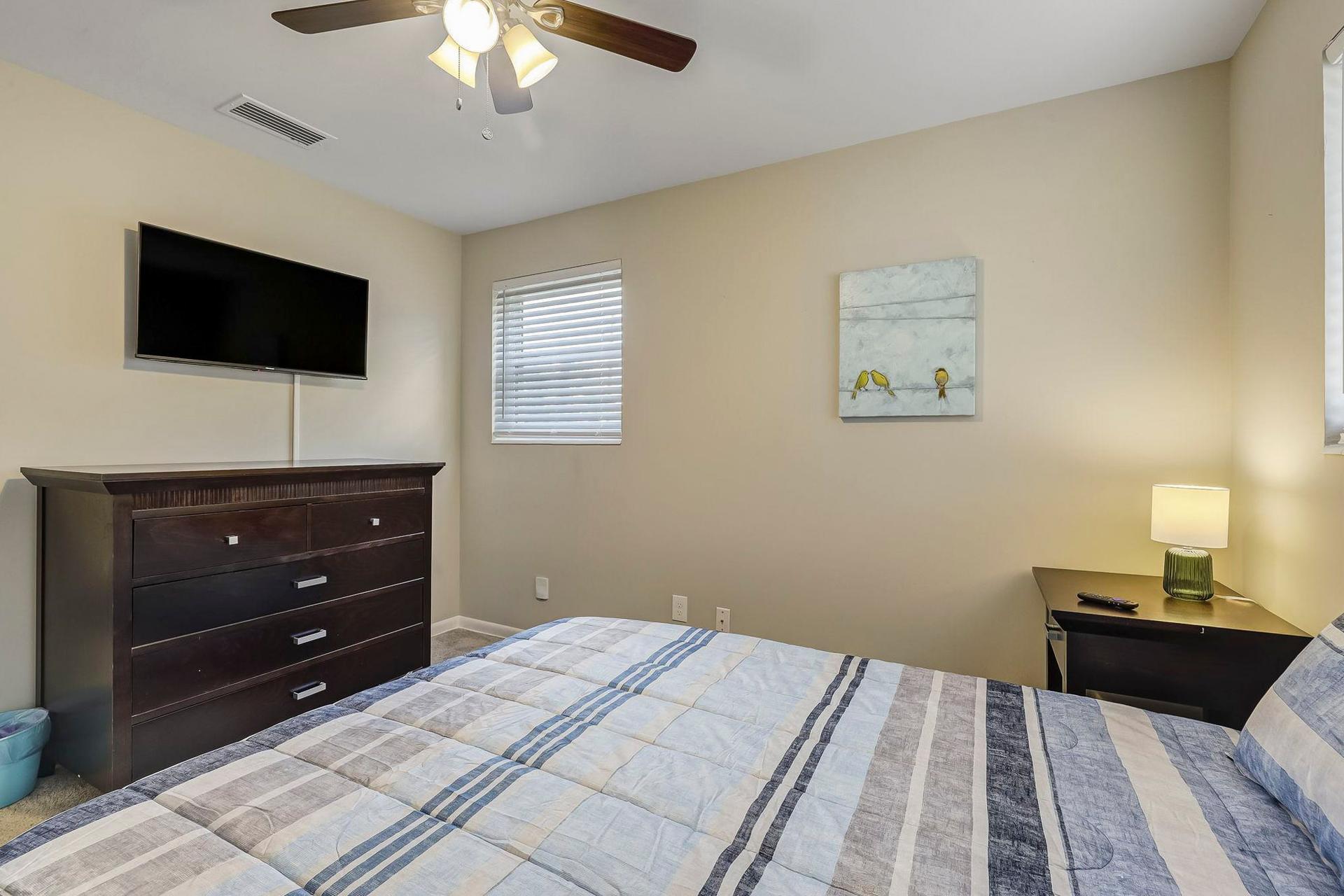 bedroom, detected:window blind, ceiling fan, bed