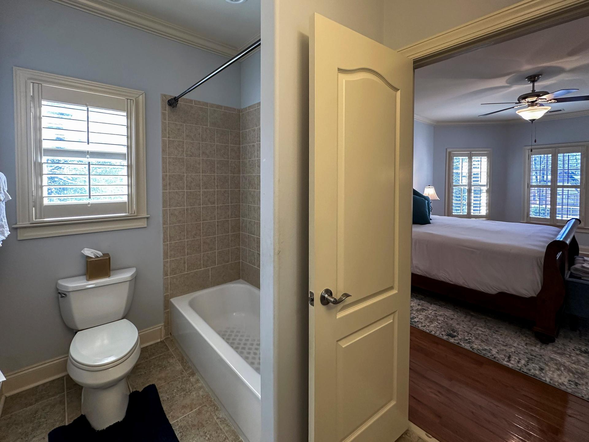 bedroom, detected:bathtub, bed, window blind, ceiling fan