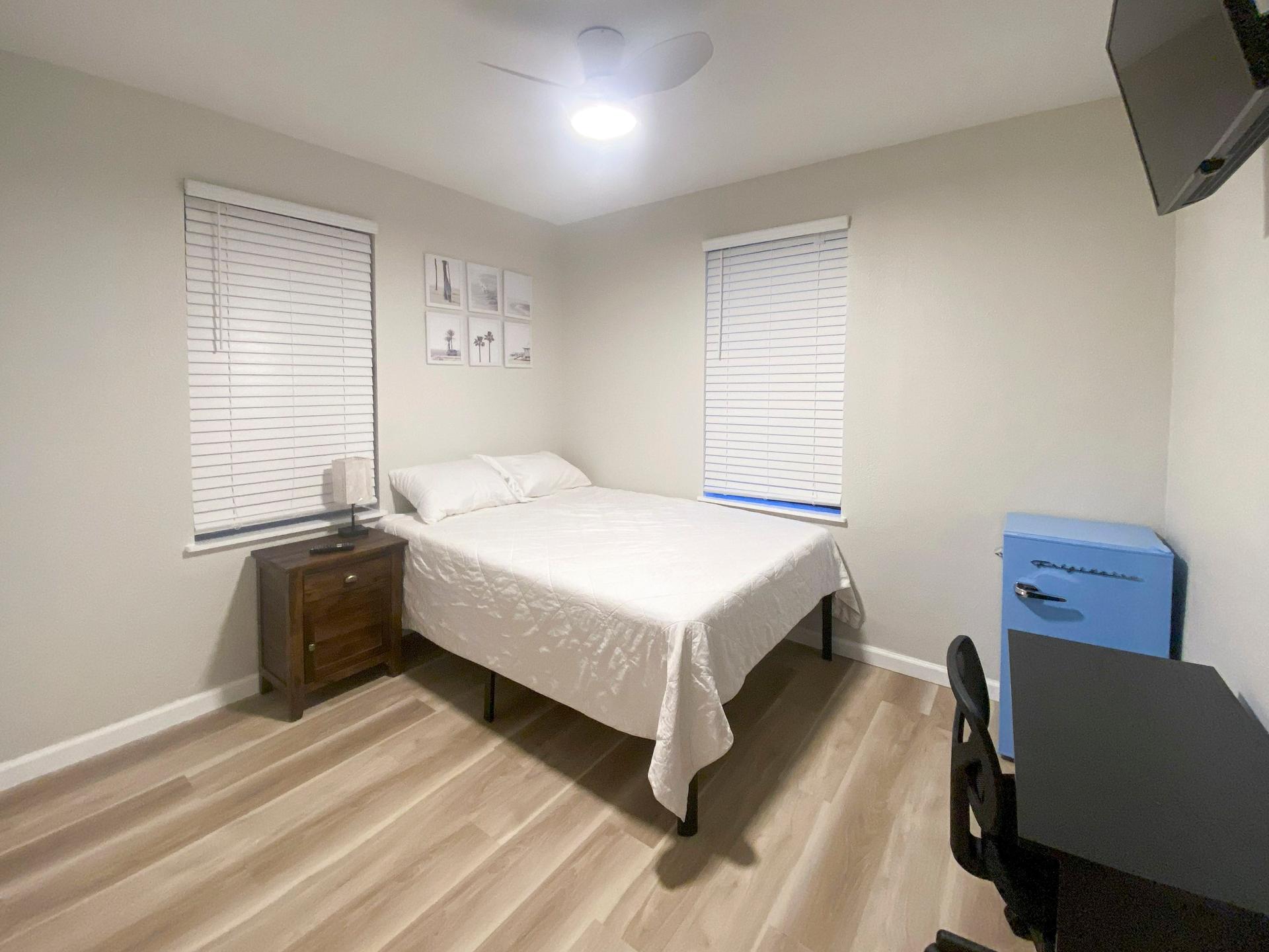 bedroom, detected:window blind, bed, ceiling fan