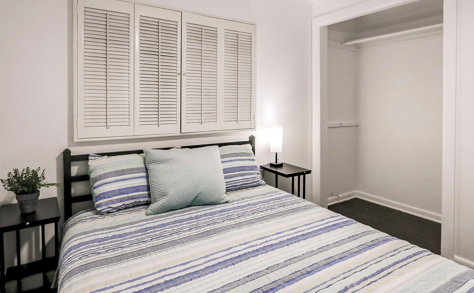 bedroom, detected:window blind, bed