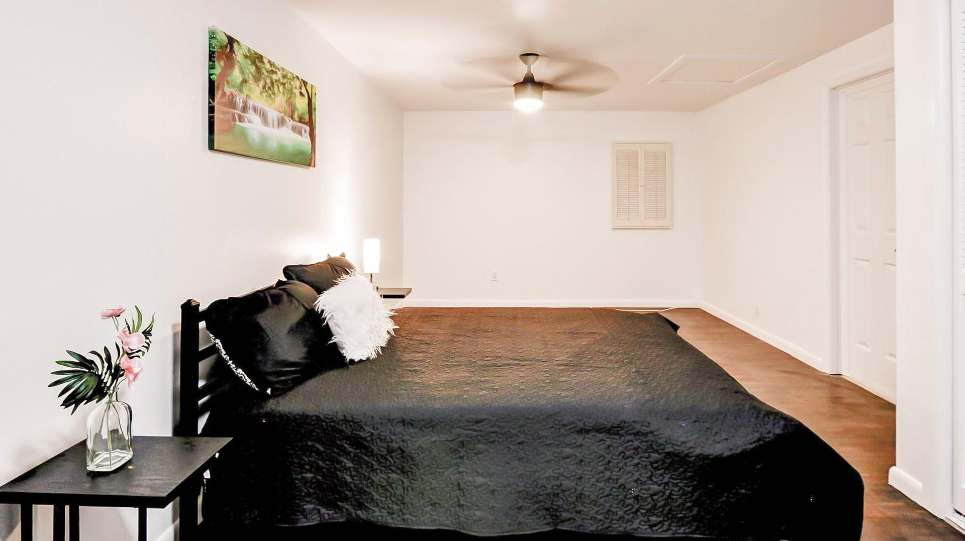 bedroom, detected:ceiling fan, bed