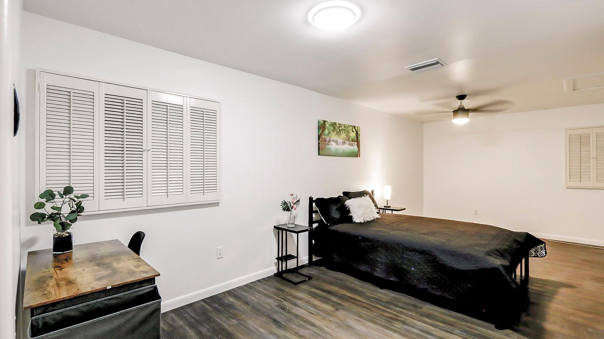 bedroom, detected:window blind, bed