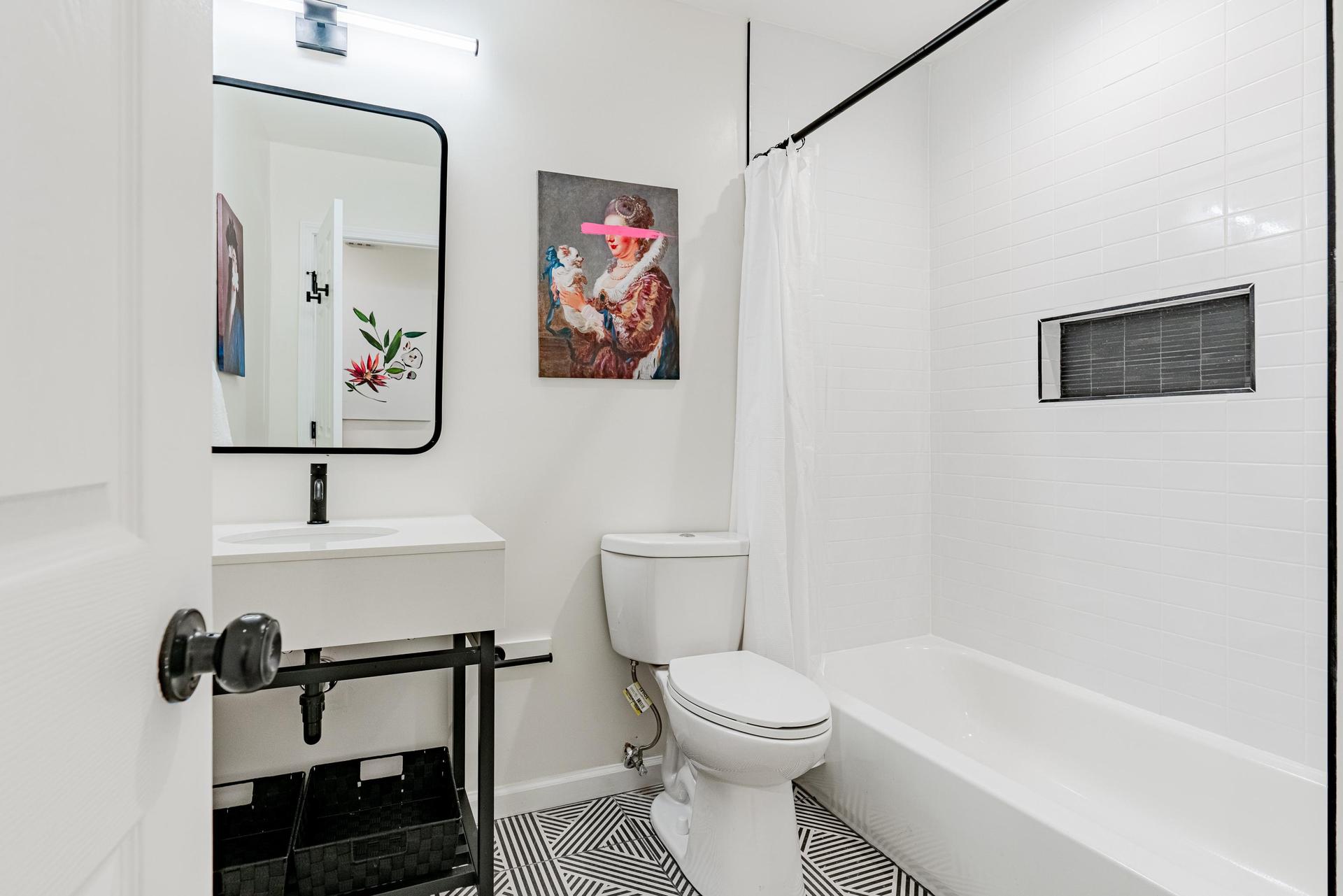 Hallway bathroom shared by Rooms 3 and 4