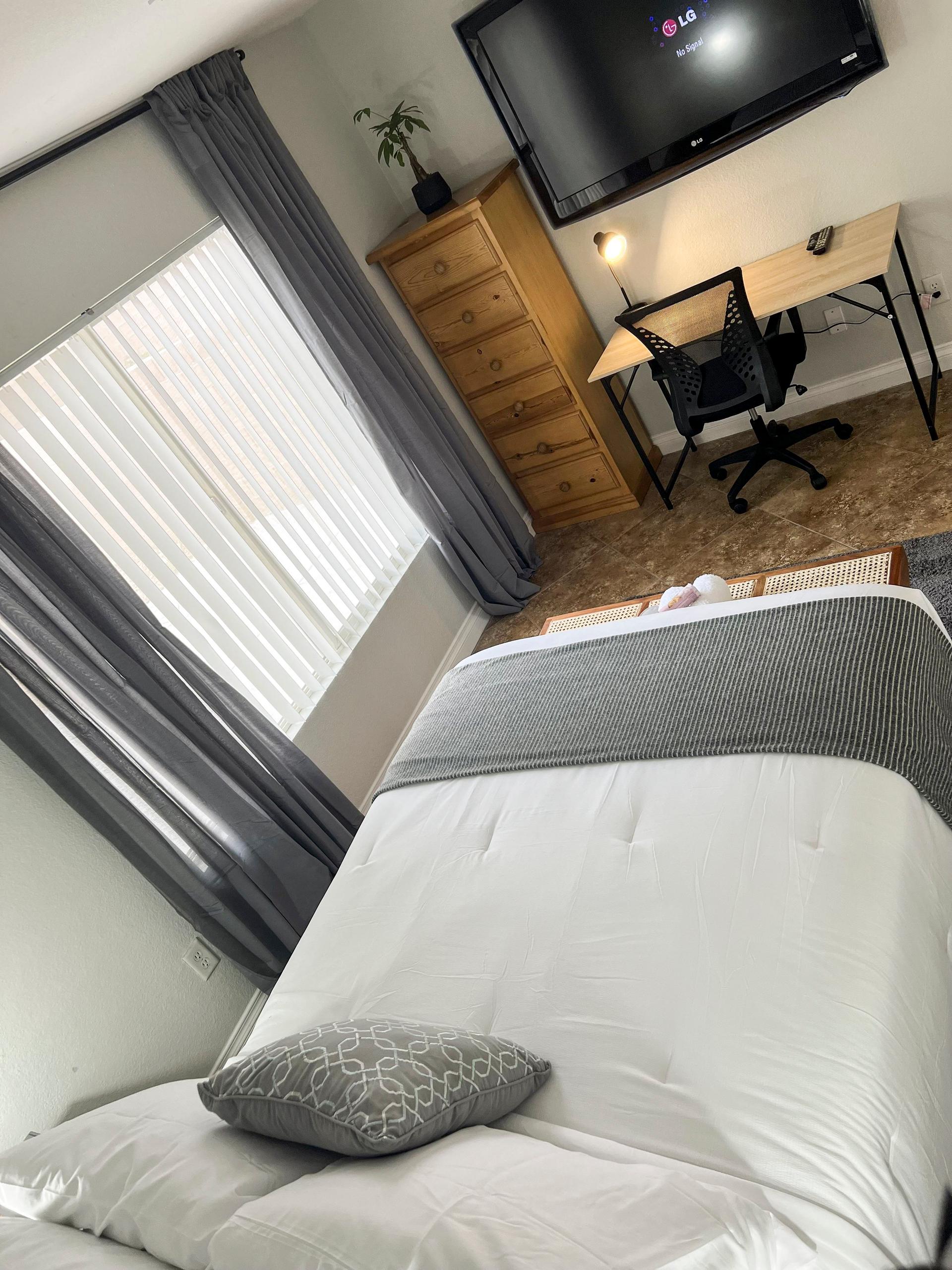 bedroom, detected:window blind, bed