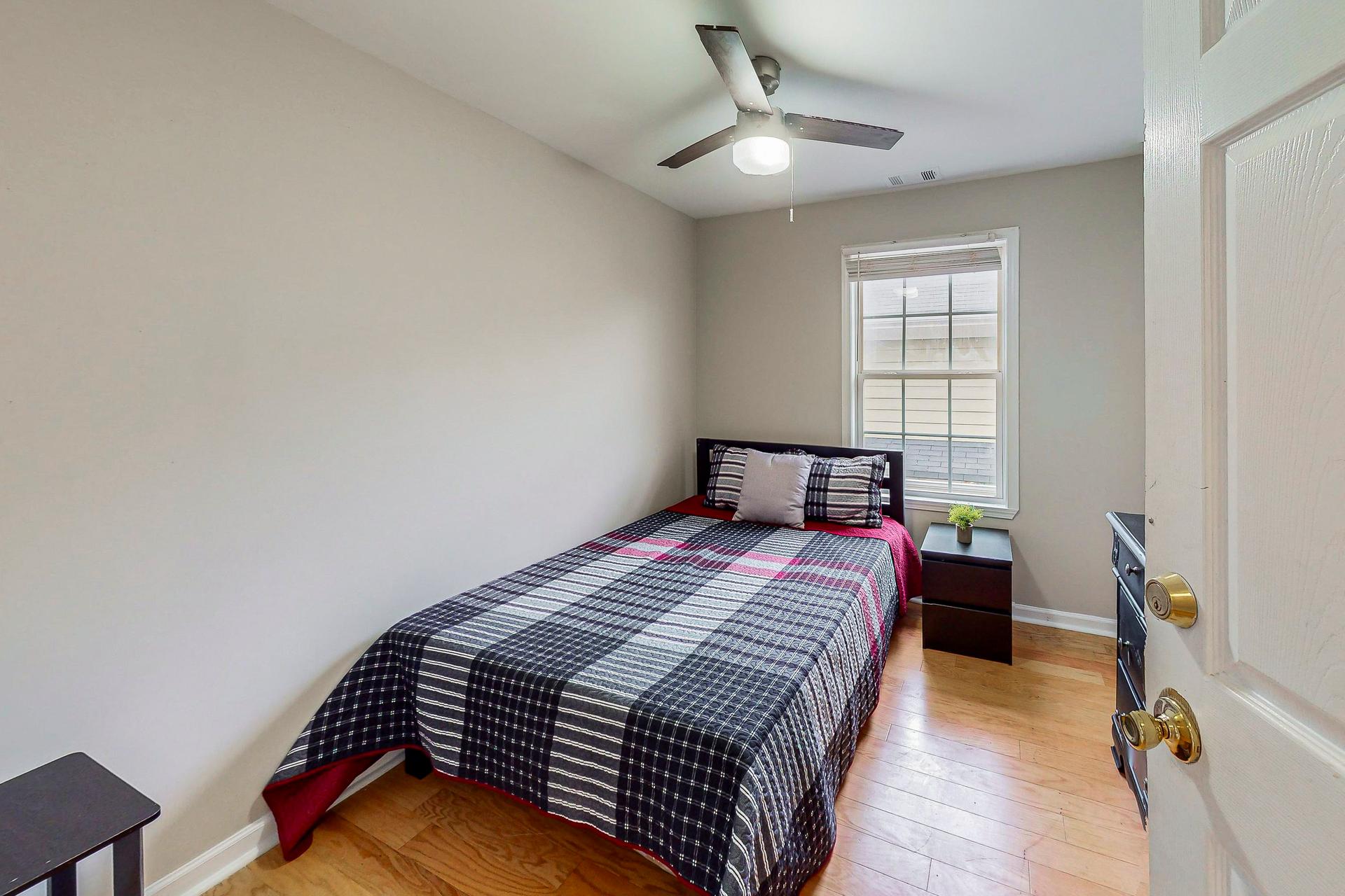 bedroom, detected:ceiling fan, bed, window blind
