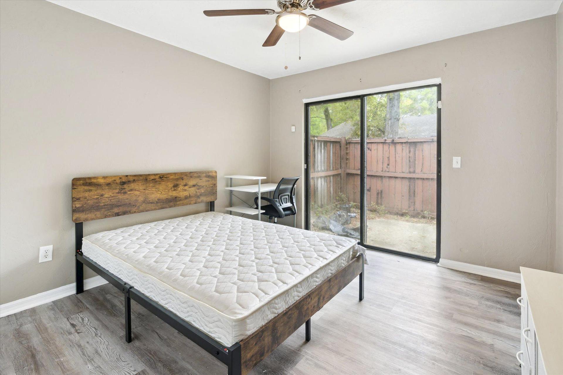 bedroom, detected:ceiling fan, window blind, bed