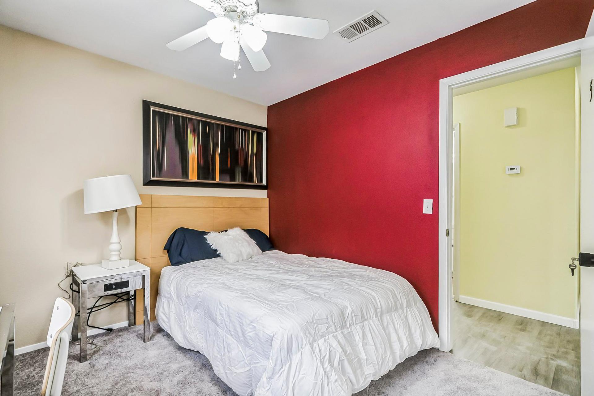 bedroom, detected:ceiling fan, bed, window blind