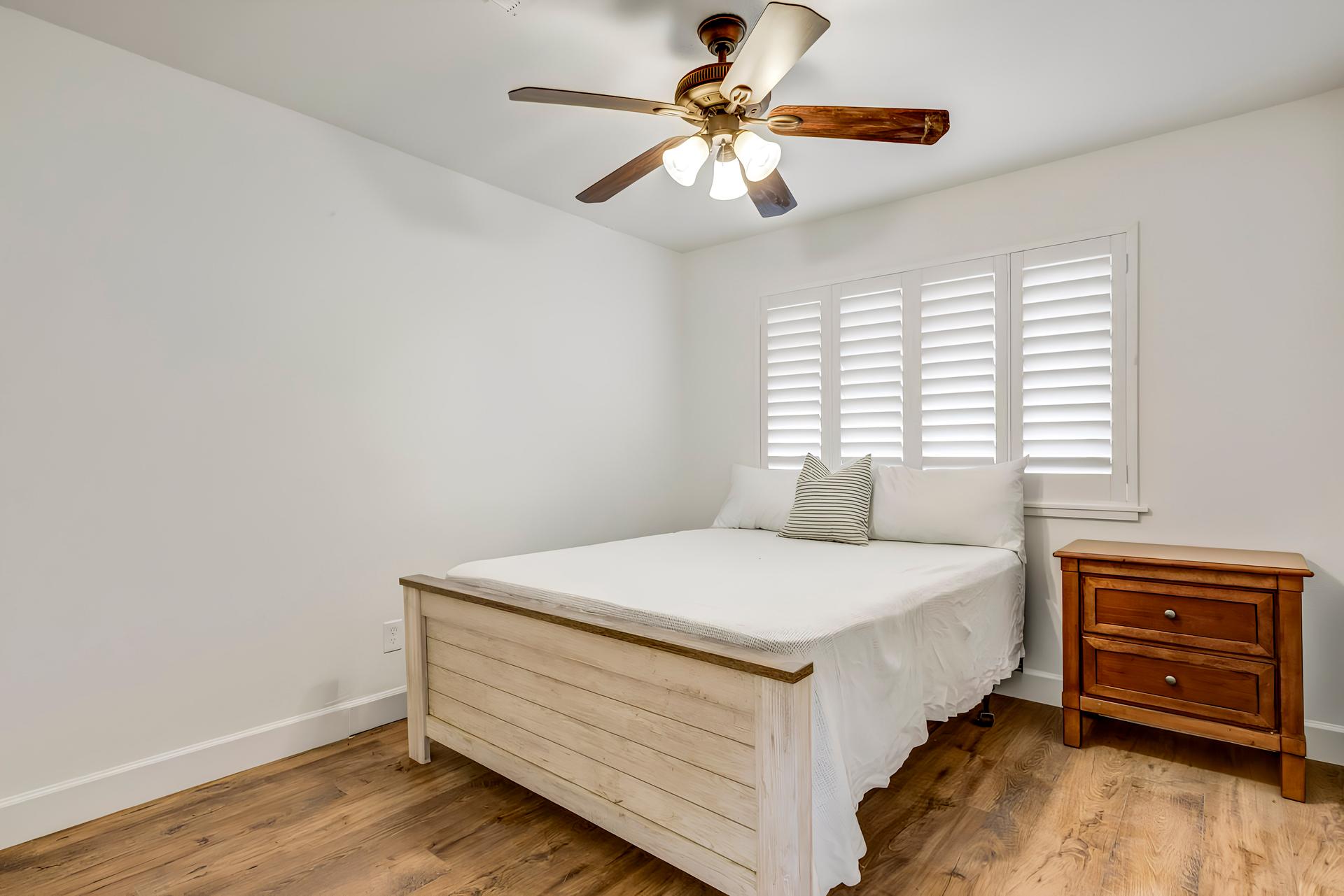 bedroom, detected:ceiling fan, window blind, bed