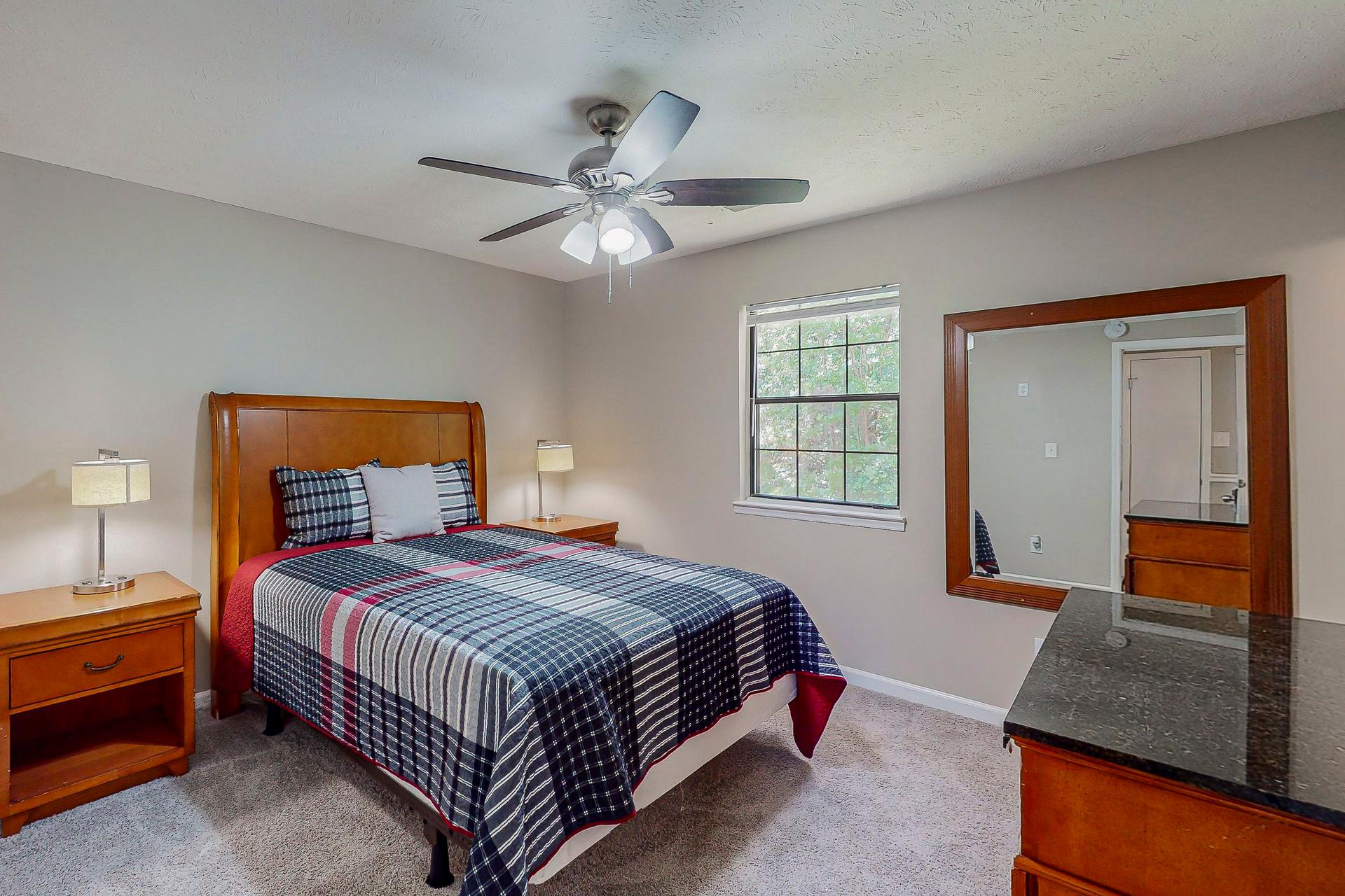 bedroom, detected:ceiling fan, bed, window blind