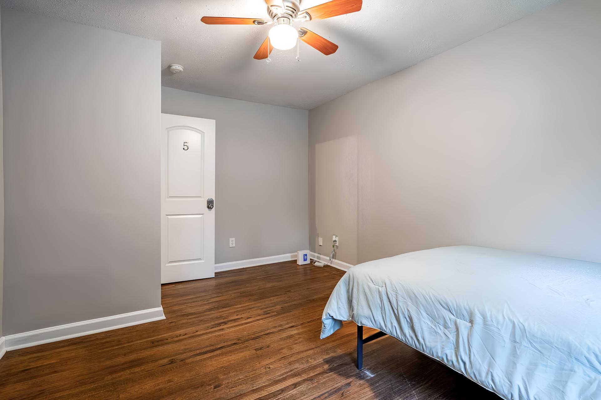 bedroom, detected:ceiling fan, bed, window blind