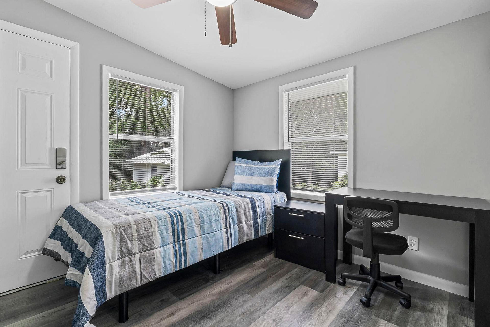 bedroom, detected:window blind, ceiling fan, bed