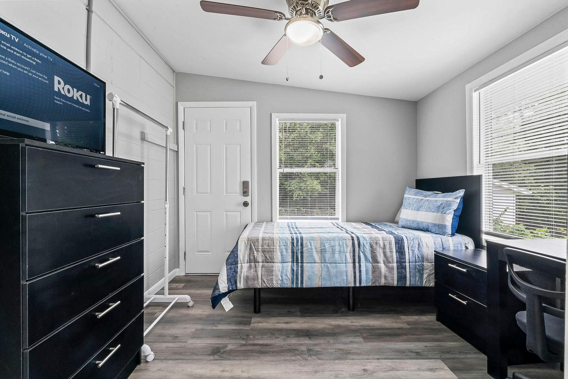 bedroom, detected:ceiling fan, window blind, bed