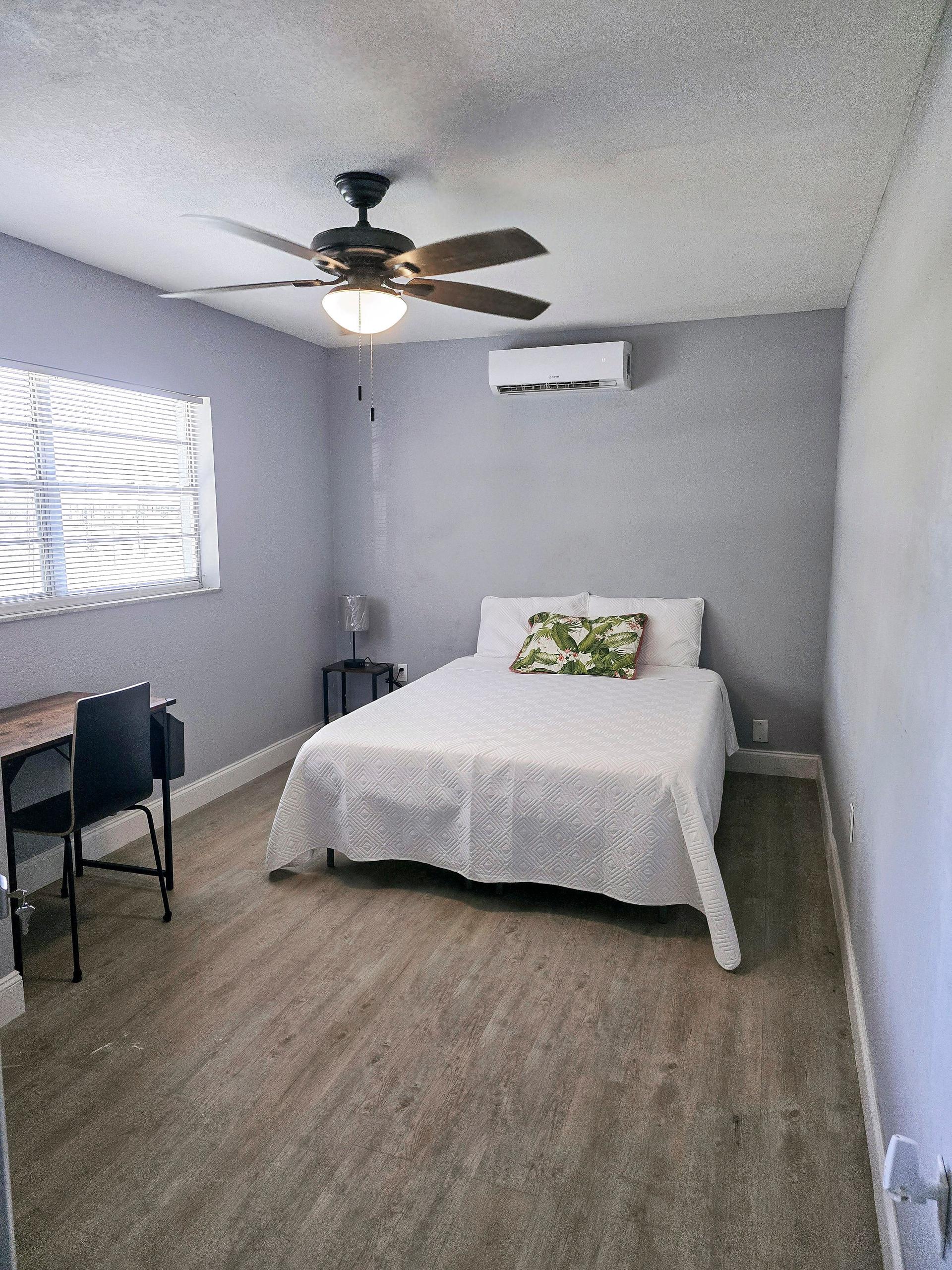 bedroom, detected:ceiling fan, window blind, bed
