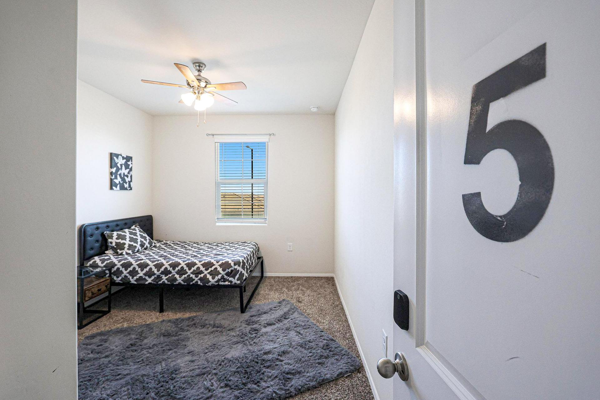 bedroom, detected:ceiling fan, window blind, bed