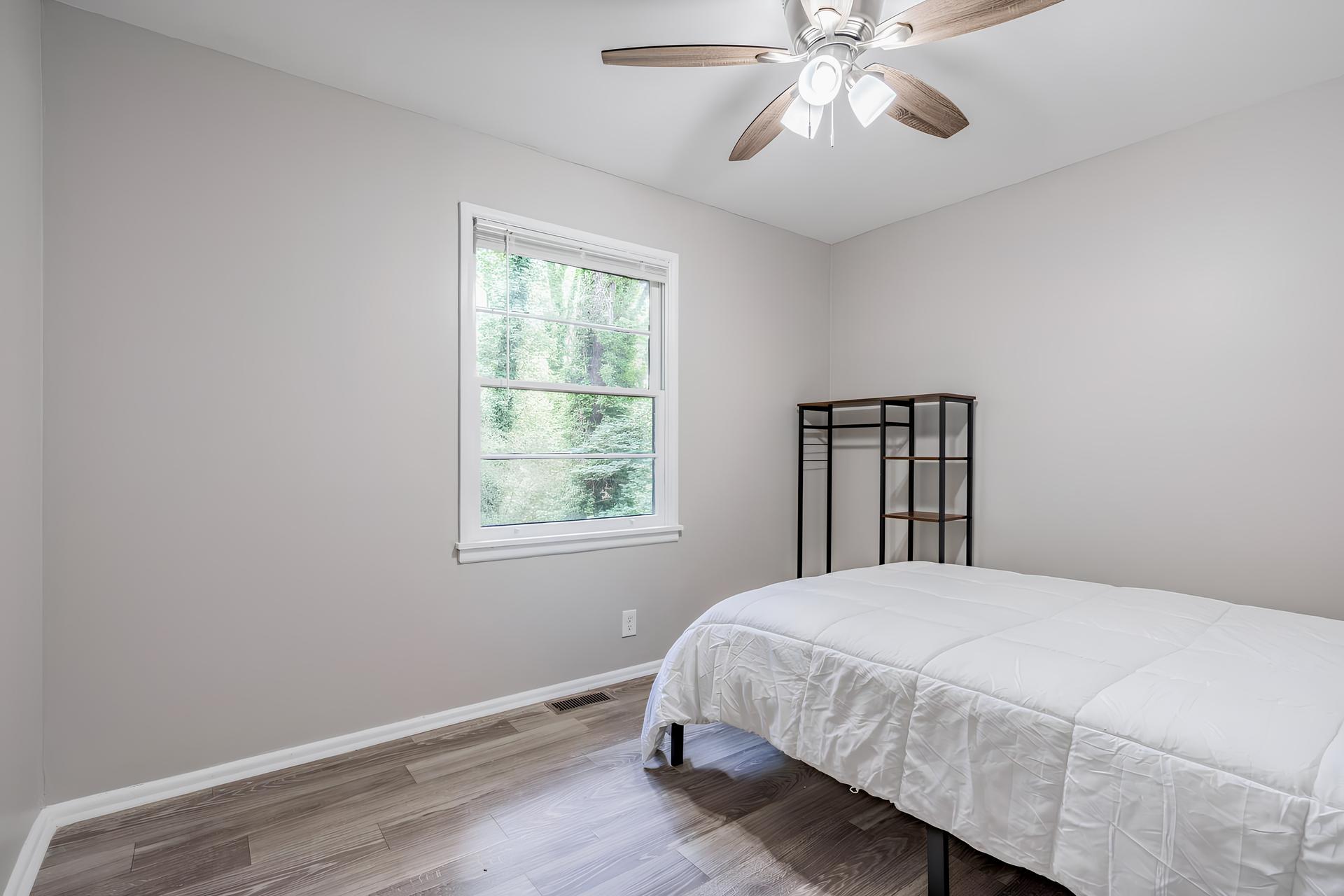 bedroom, detected:ceiling fan, bed, window blind