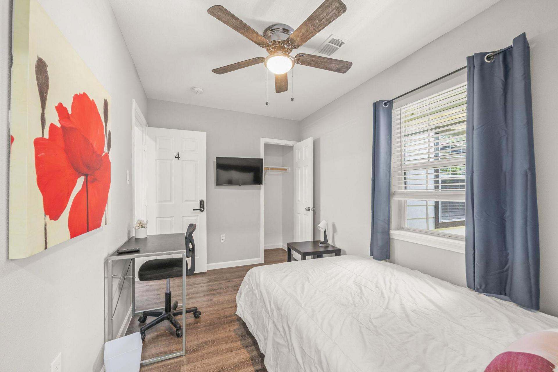 bedroom, detected:ceiling fan, bed, window blind