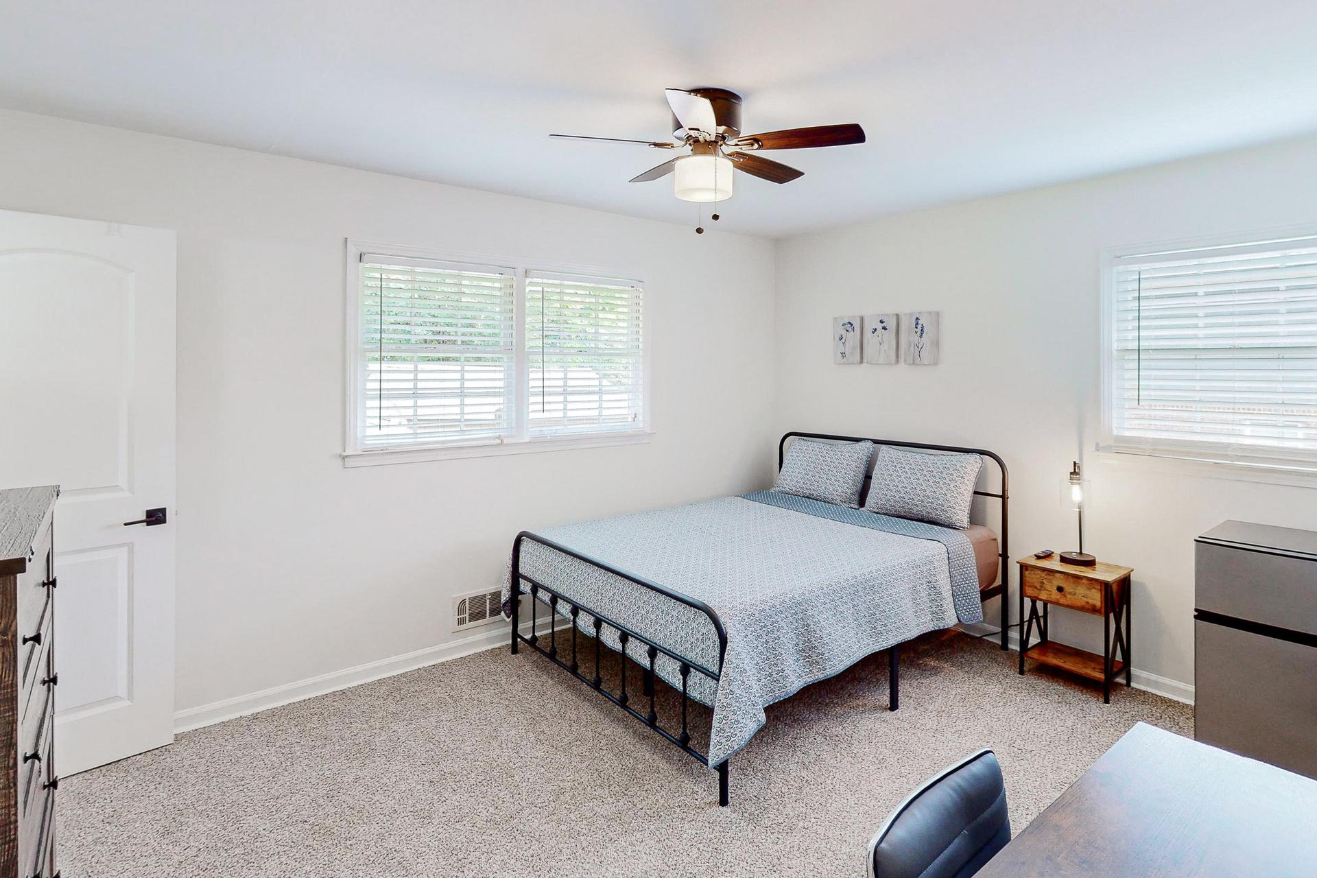 bedroom, detected:ceiling fan, window blind, bed