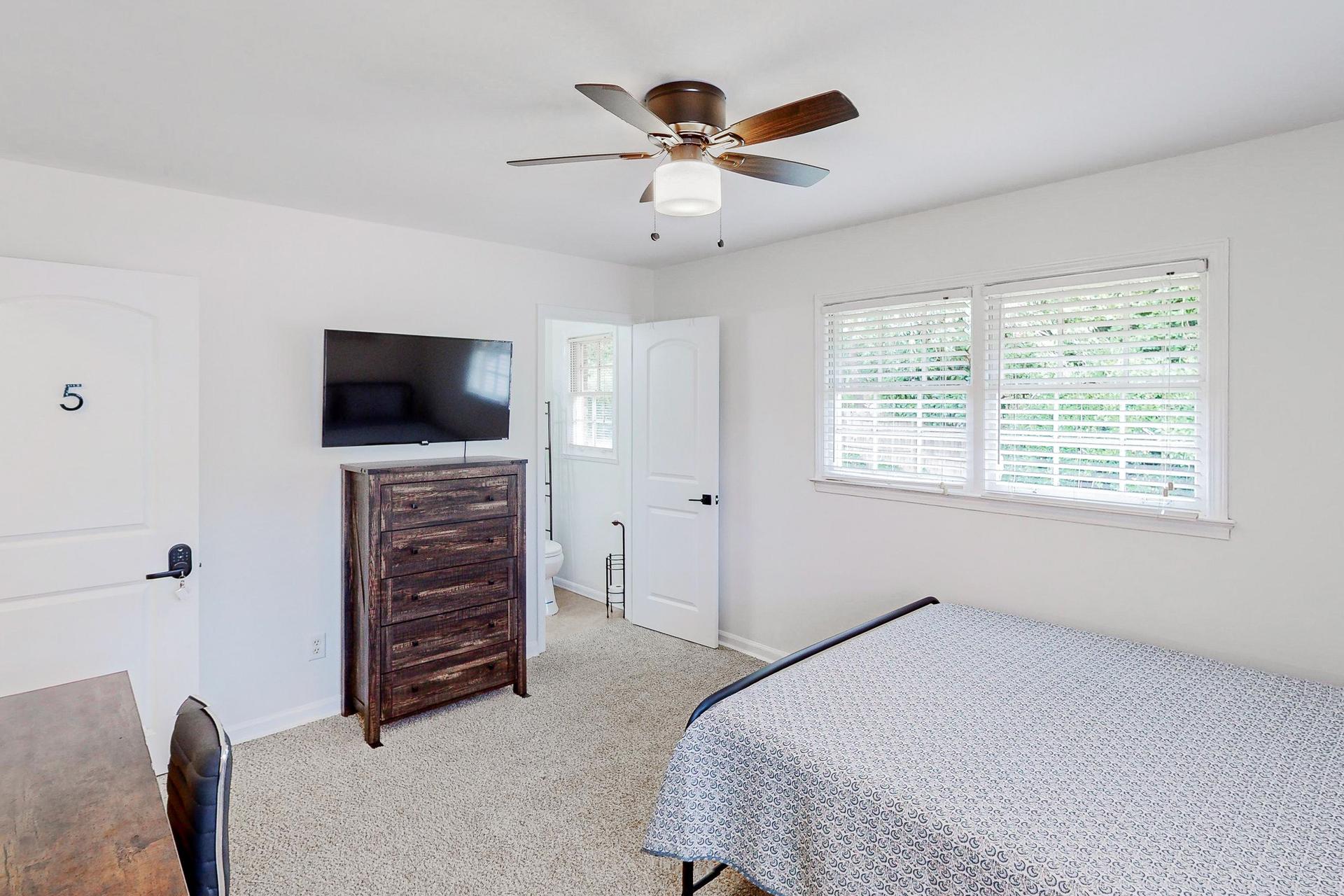 bedroom, detected:ceiling fan, window blind, bed