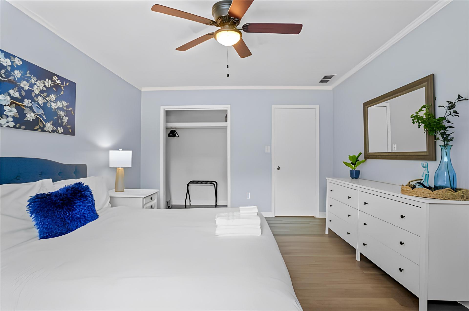 bedroom, detected:ceiling fan, window blind, bed