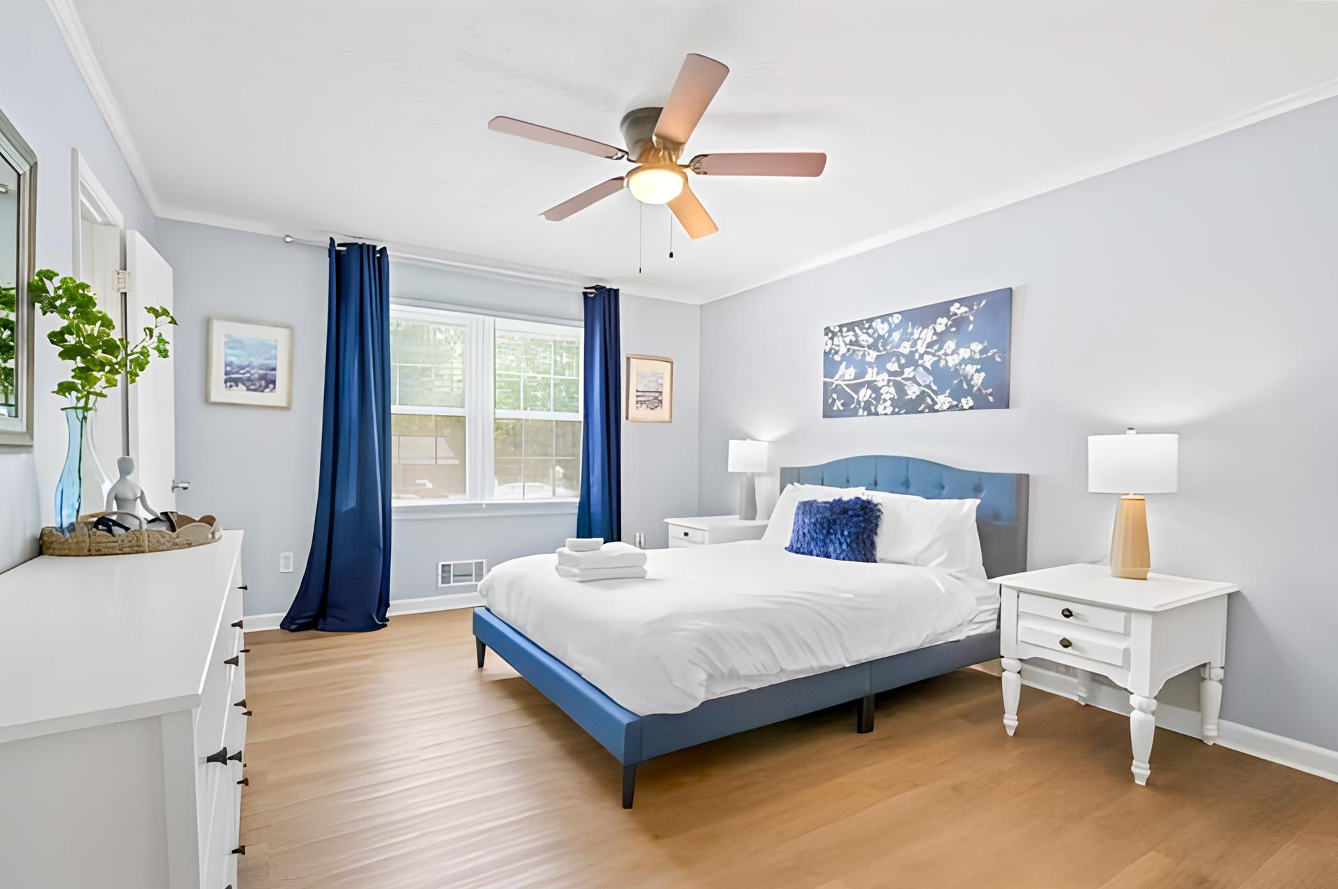 bedroom, detected:ceiling fan, bed, window blind