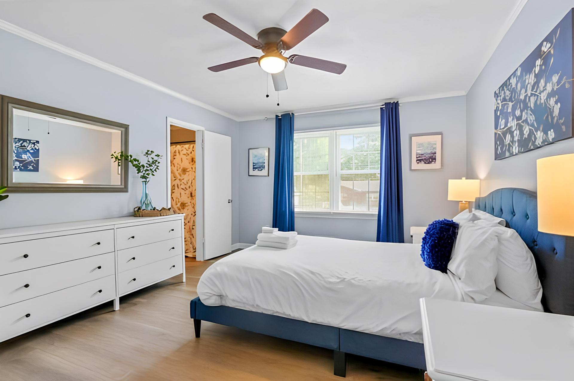 bedroom, detected:ceiling fan, bed, window blind