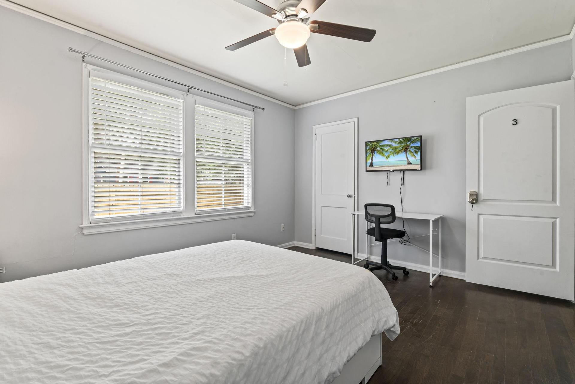 This room includes TV, workspace and ceiling fan