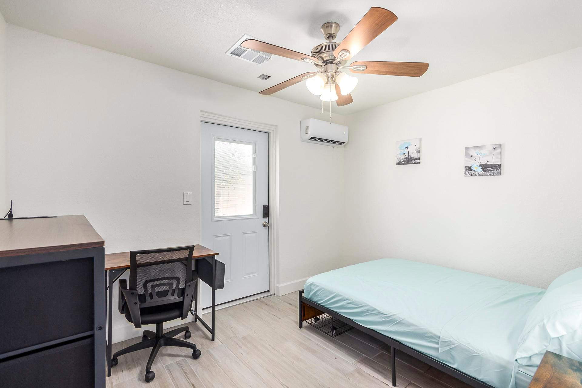 bedroom, detected:ceiling fan, window blind, bed