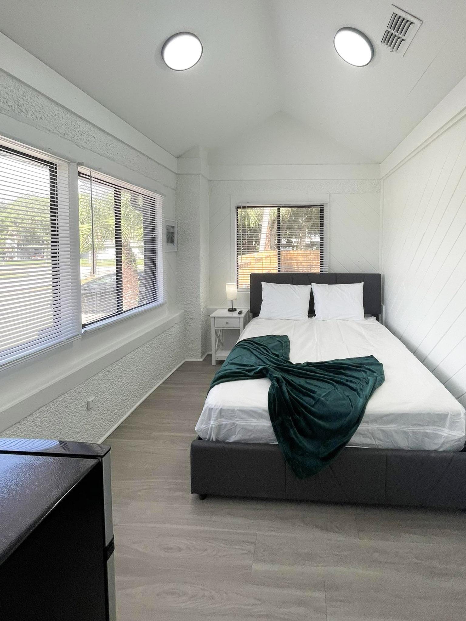 bedroom, detected:window blind, bed