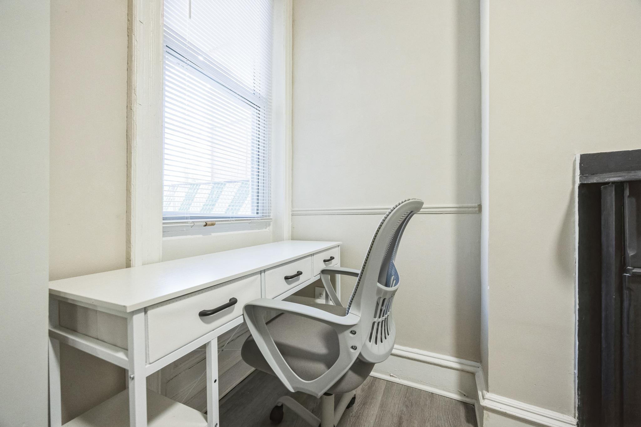 Room for Rent - Philadelphia House on Quiet Street. Private In-room Work Desk, Dining area. Newly-renovated & comfortable.