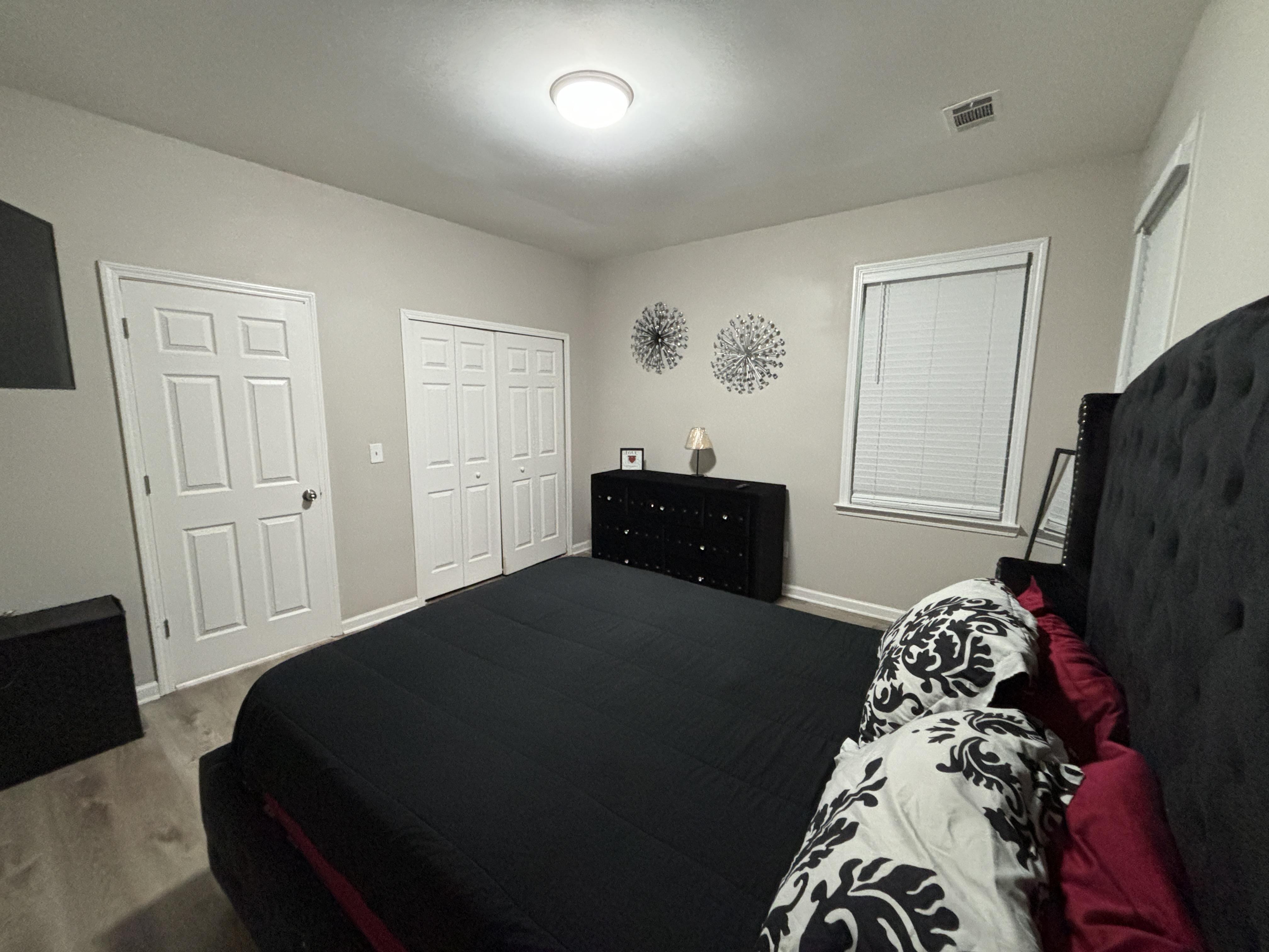 Room for Rent - Modern ,Luxury & high-quality Atlanta House with Television in every room