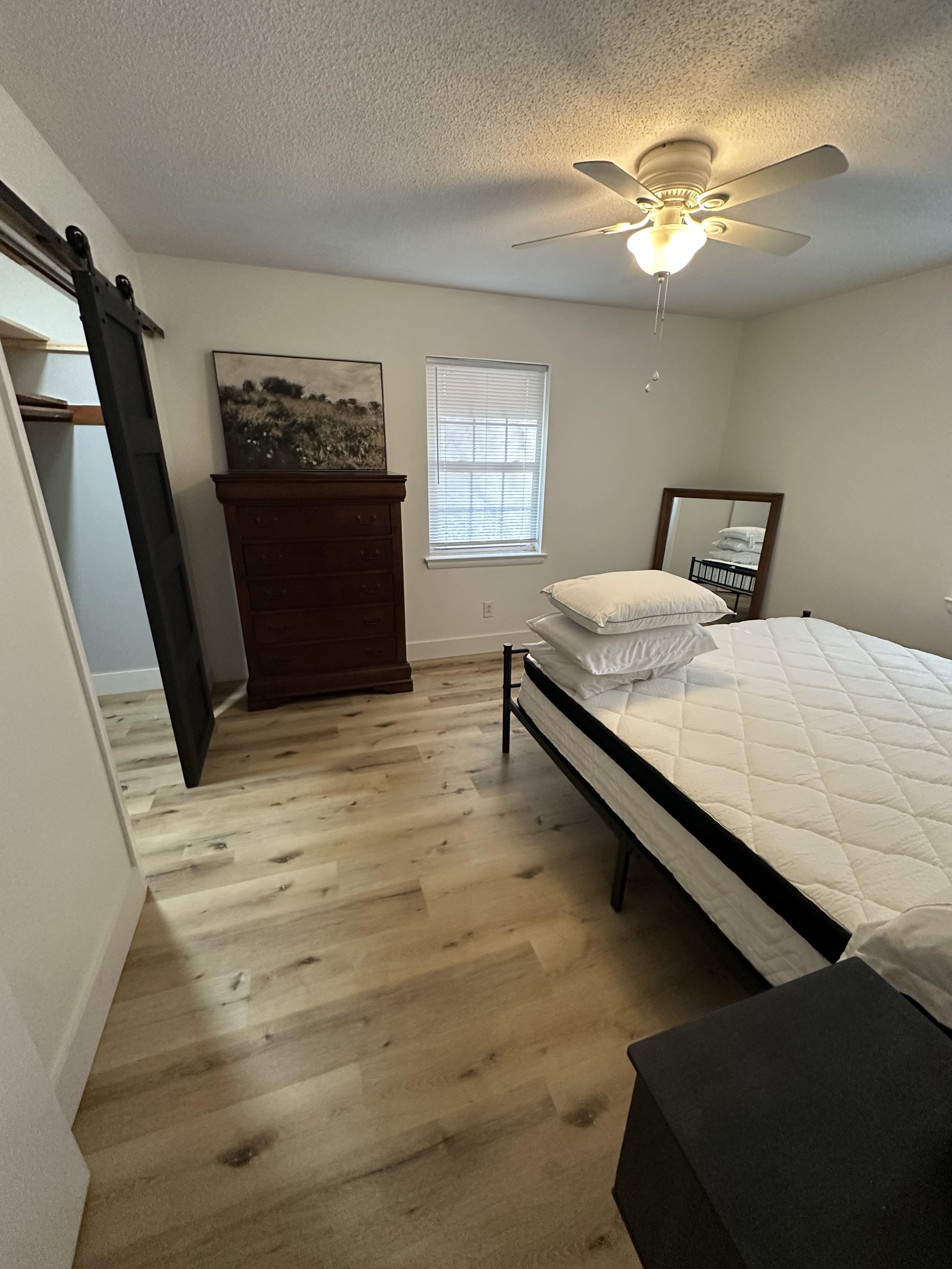 Room for Rent - Upstairs Modern Retreat in Stuart Heights