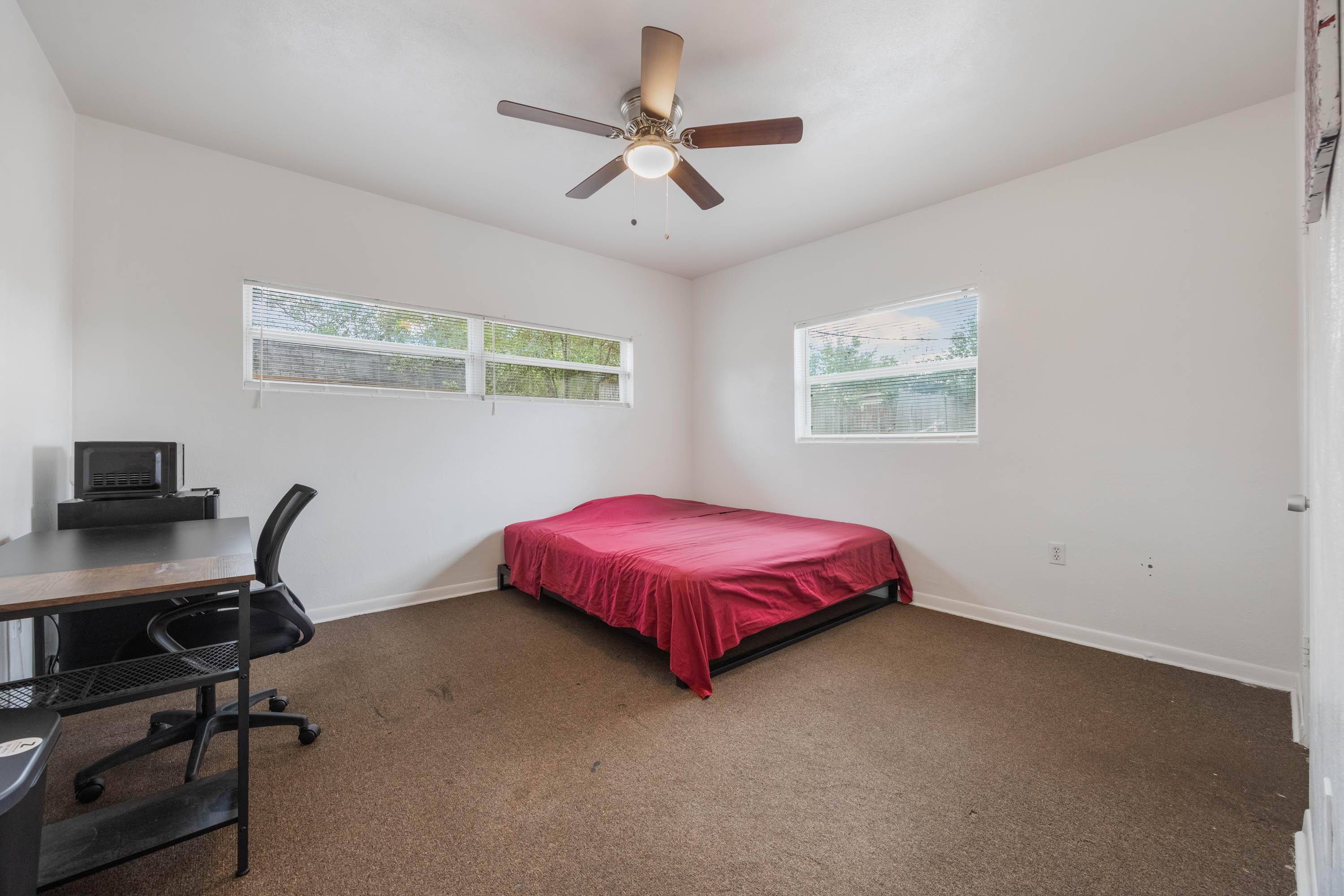 Room for Rent - Beautiful Home – Near Everything! Clean, quiet, and perfect for you 
 35 Min to Disney | 25 Min to Universal | 15 Min to Downtown Orlando | 8 Min to Publix | 5 Min to Walmart