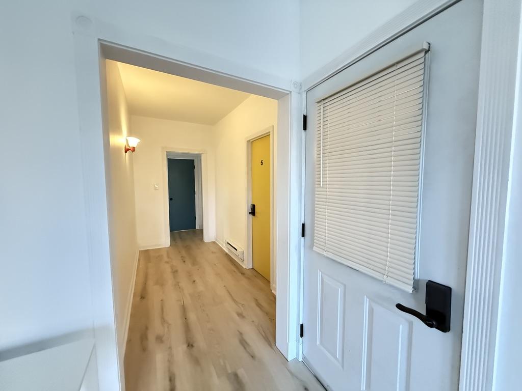 Room for Rent - Centrally Located Spacious & high-quality Milwaukee Duplex with Backyard and Off-street Parking