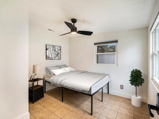 Room for Rent - Lakeland House with Dining area and Backyard.  Newly-renovated & beautiful