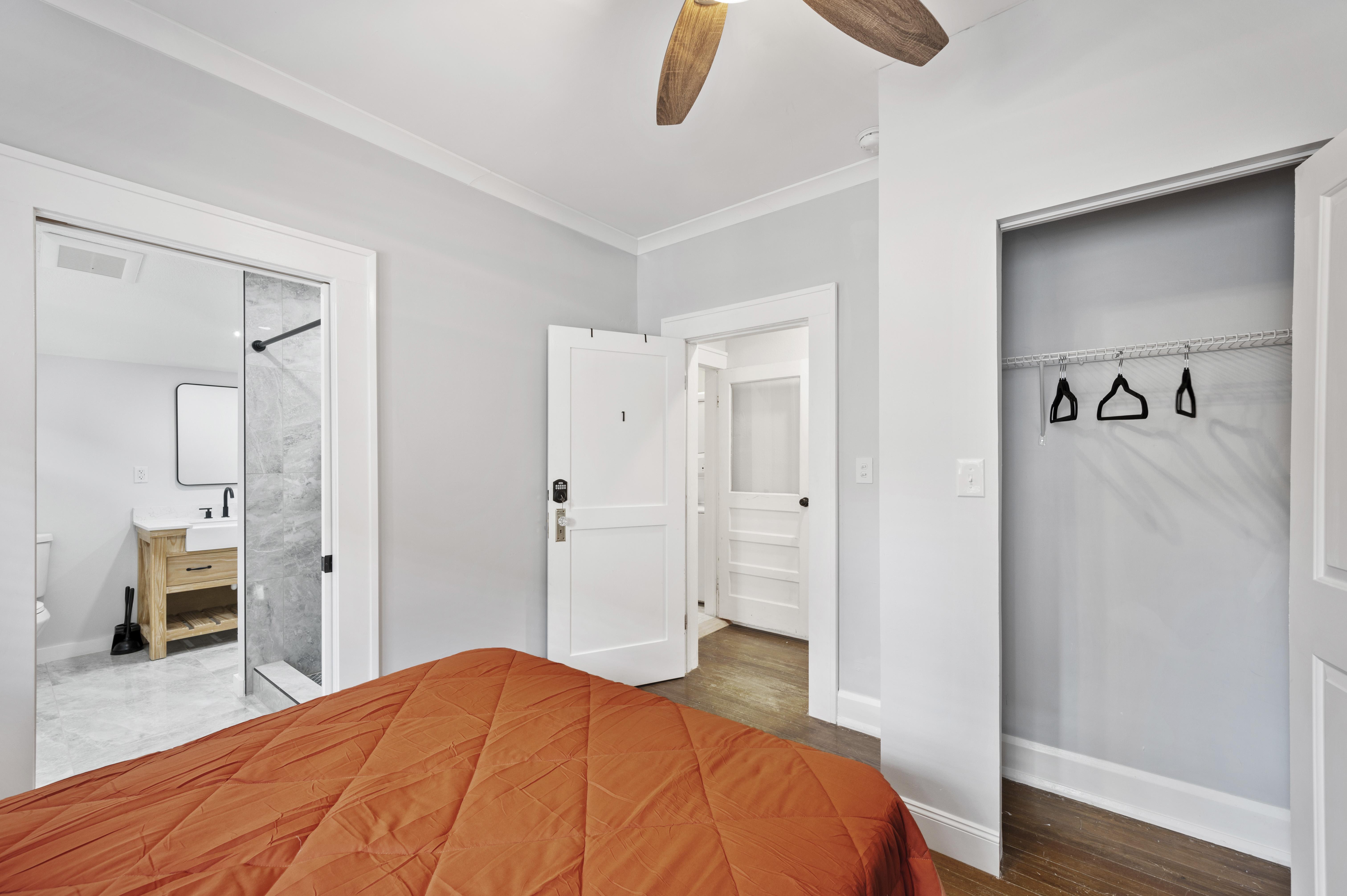 Room for Rent - Prime location, steps from Downtown! Charming Craftsman Bungalow in Lakeland's Historic District.