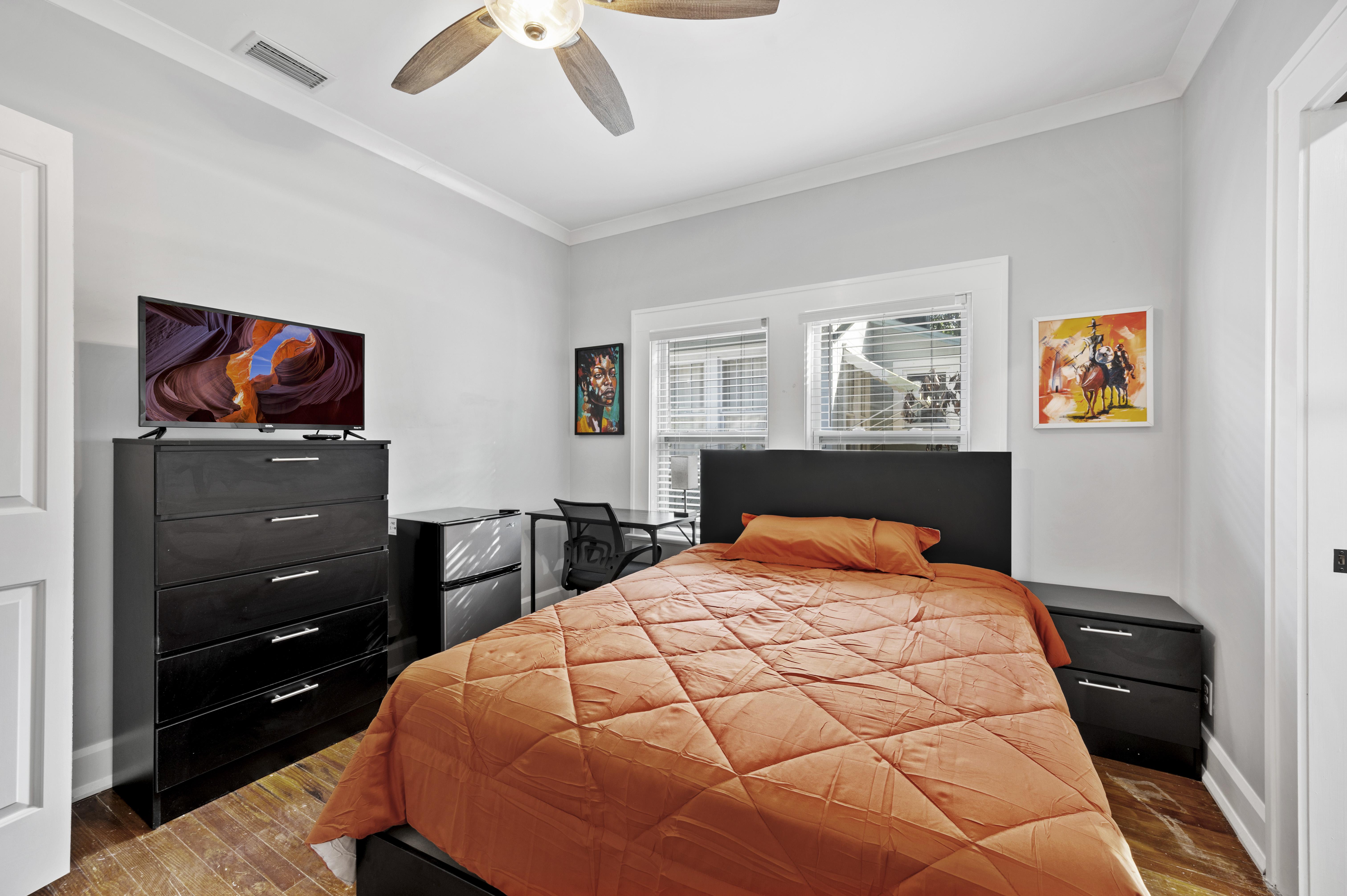 Room for Rent - Prime location, steps from Downtown! Charming Craftsman Bungalow in Lakeland's Historic District.