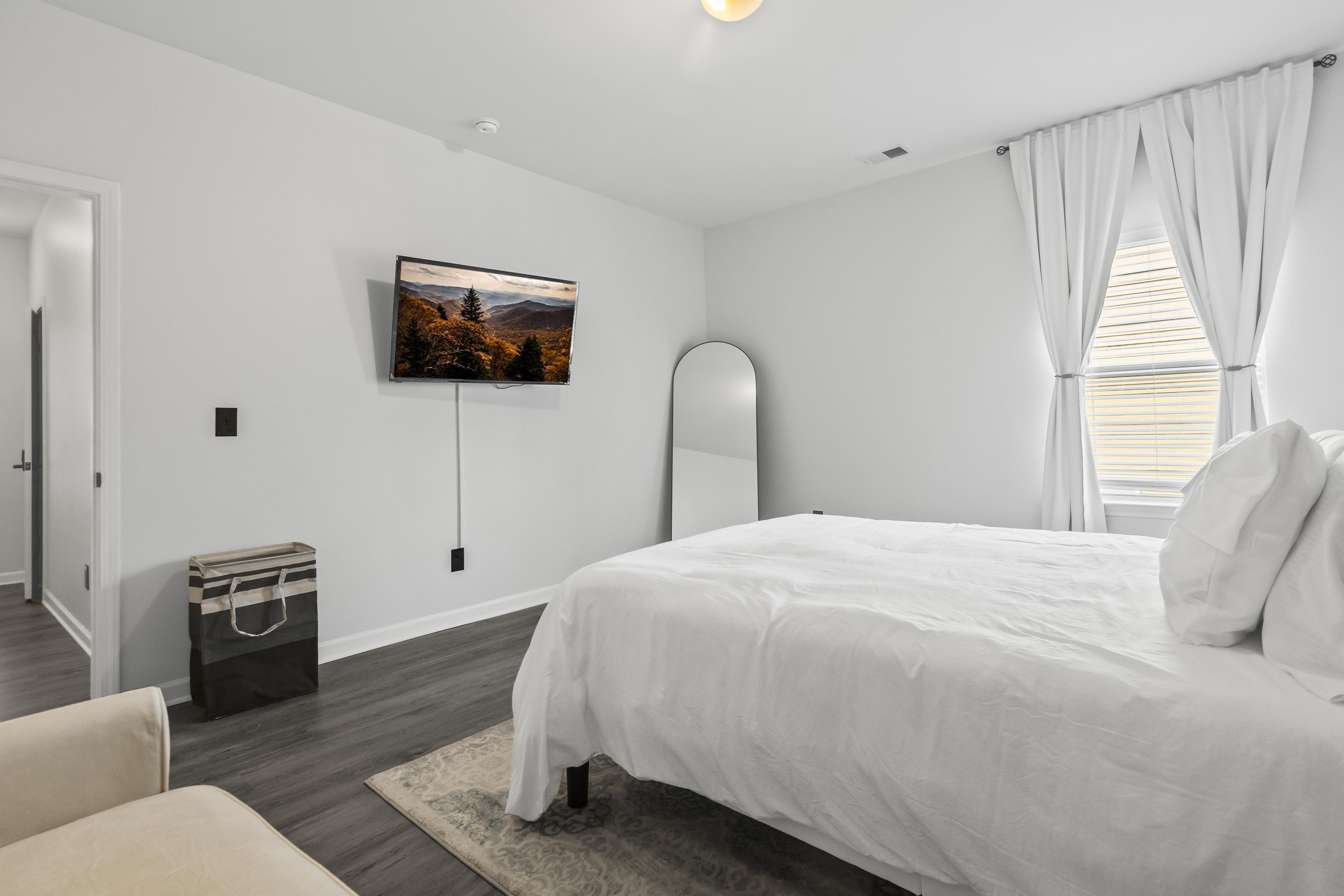 Room for Rent - Enjoy PREMIUM Quality Living at the HEART of Gainesville. We have 5bdrms, 4brs, complimentary laundry room, & smart locks. We’ve had 5 STAR ratings for FIVE months in a row!  Click on the 3D Tour Visual link button down below for more details!