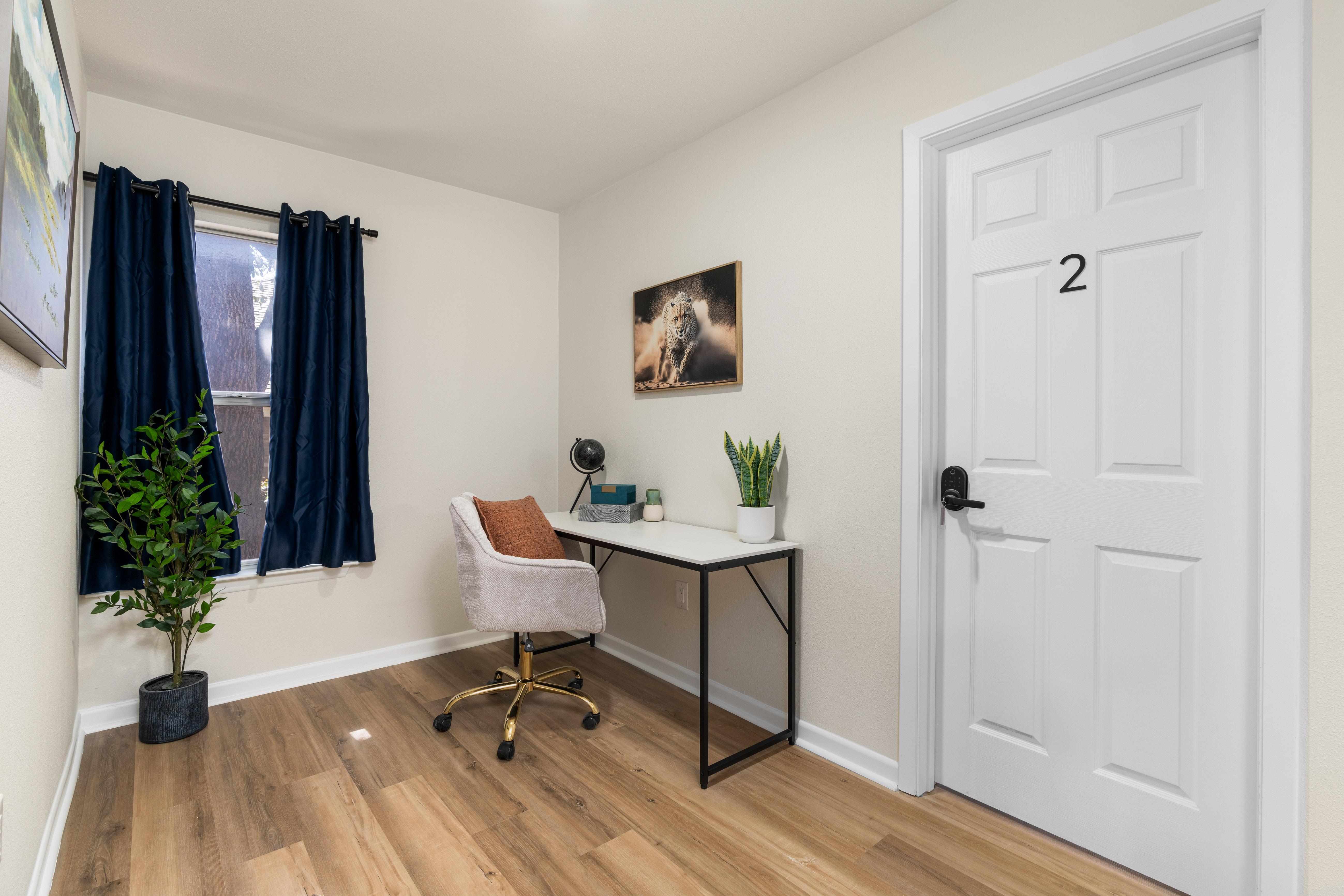Furnished room for rent in Northeast Side — Noche photo 15