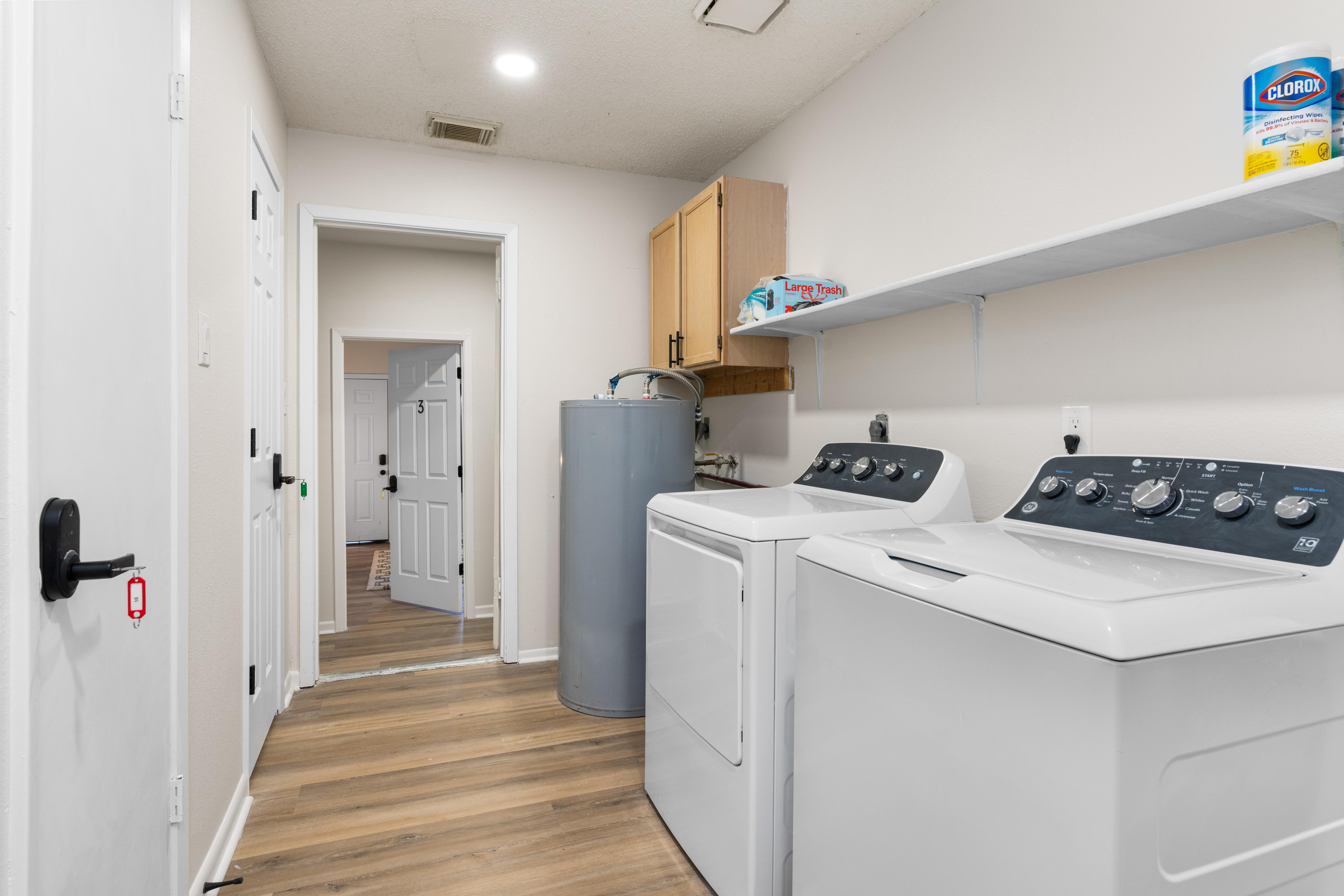 Furnished room for rent in Northeast Side — Noche photo 18
