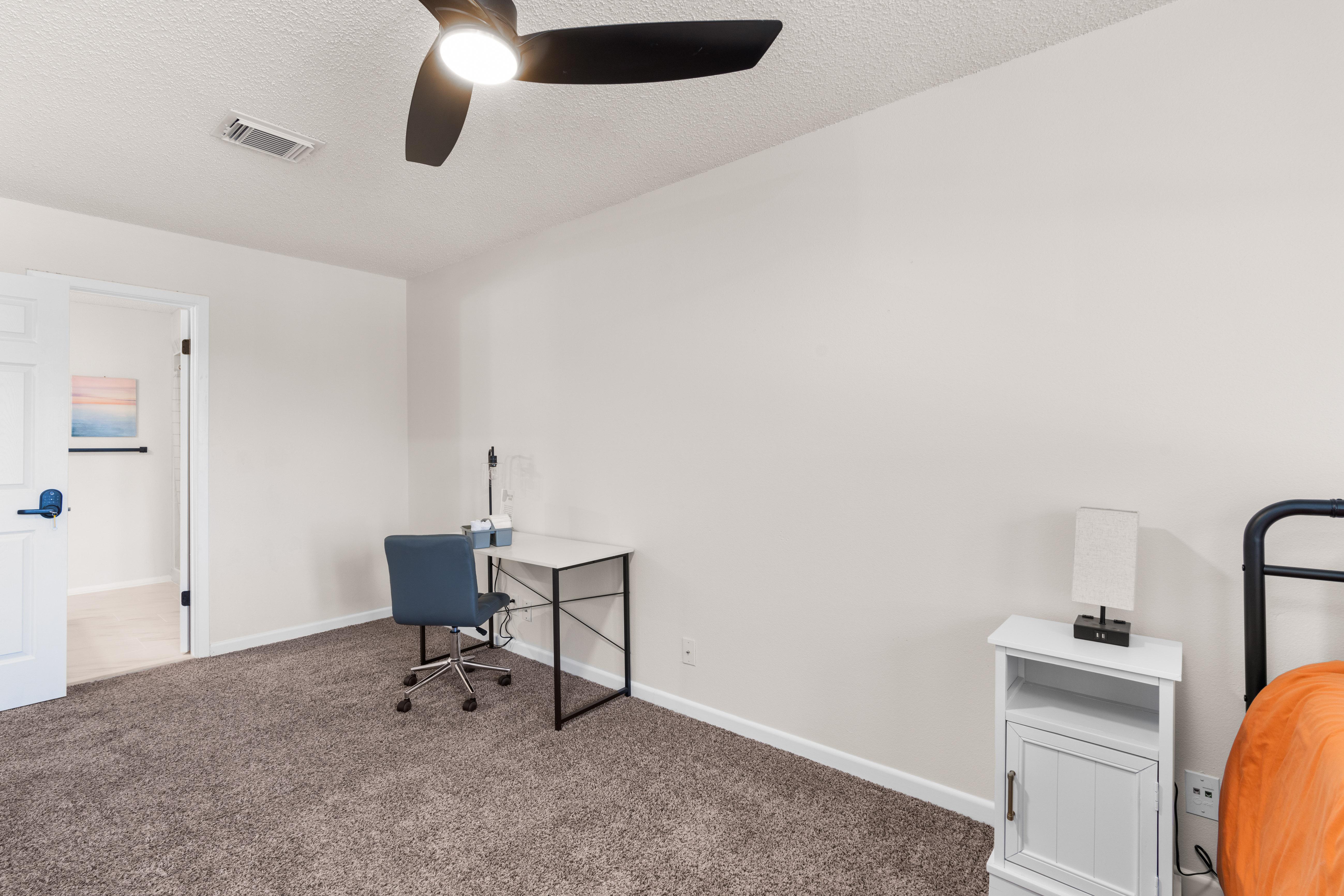 Furnished room for rent in Northeast Side — Noche photo 6